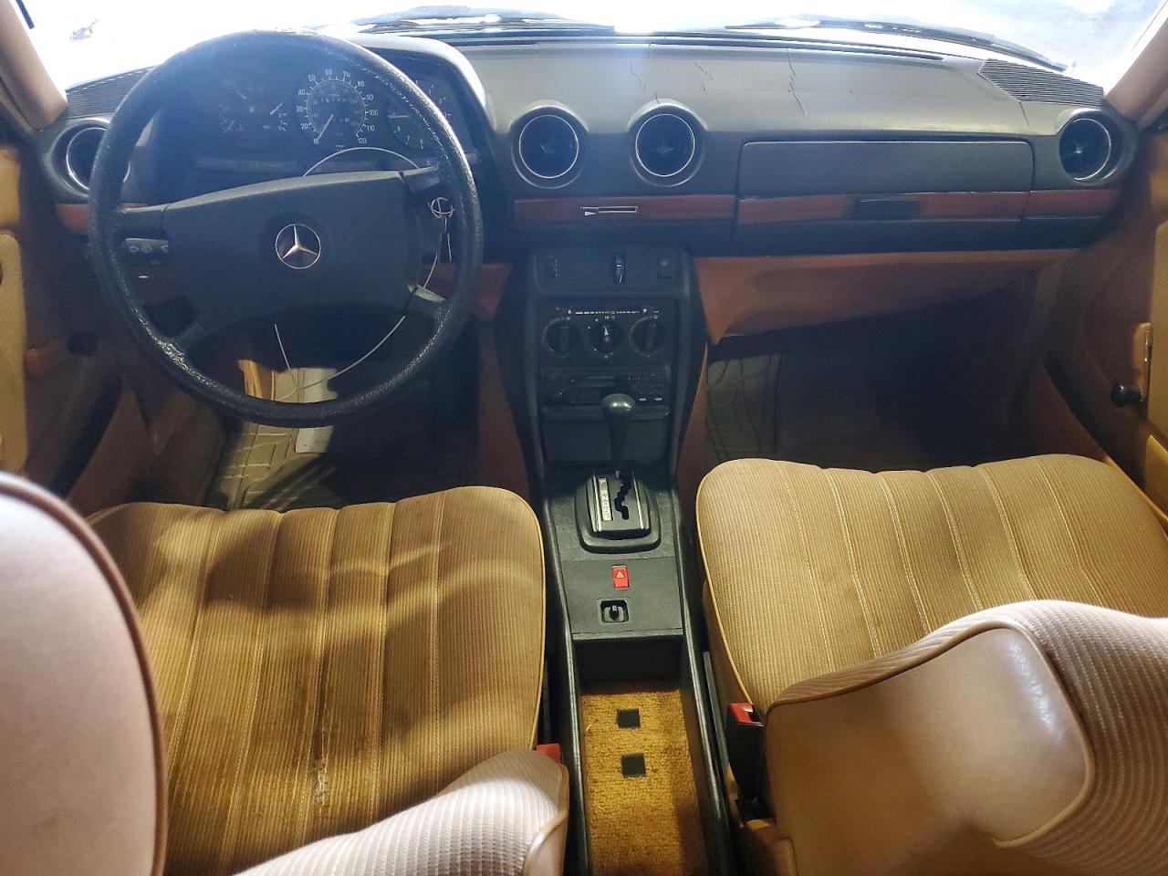 1984 Mercedes 240d Коричневый vin: WDB1231231A136864