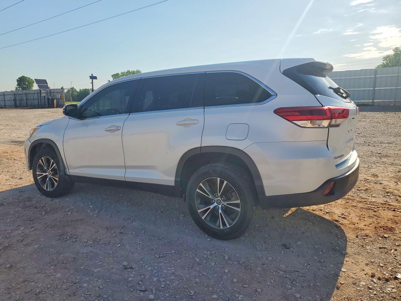2019 Toyota Highlander Le White vin: 5TDZARFH9KS043130