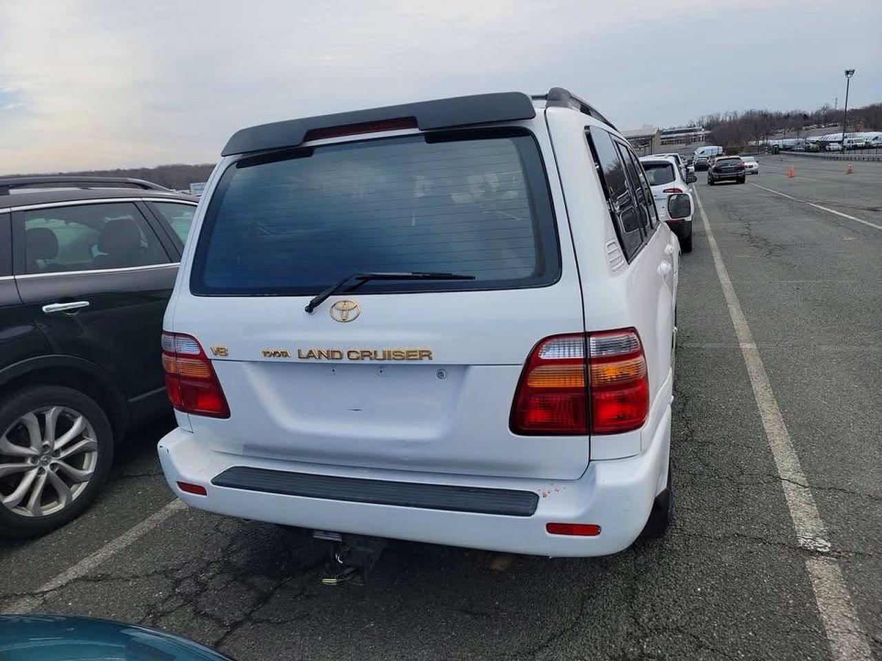 2000 Toyota Land Cruiser Base White vin: JT3HT05J4Y0113106