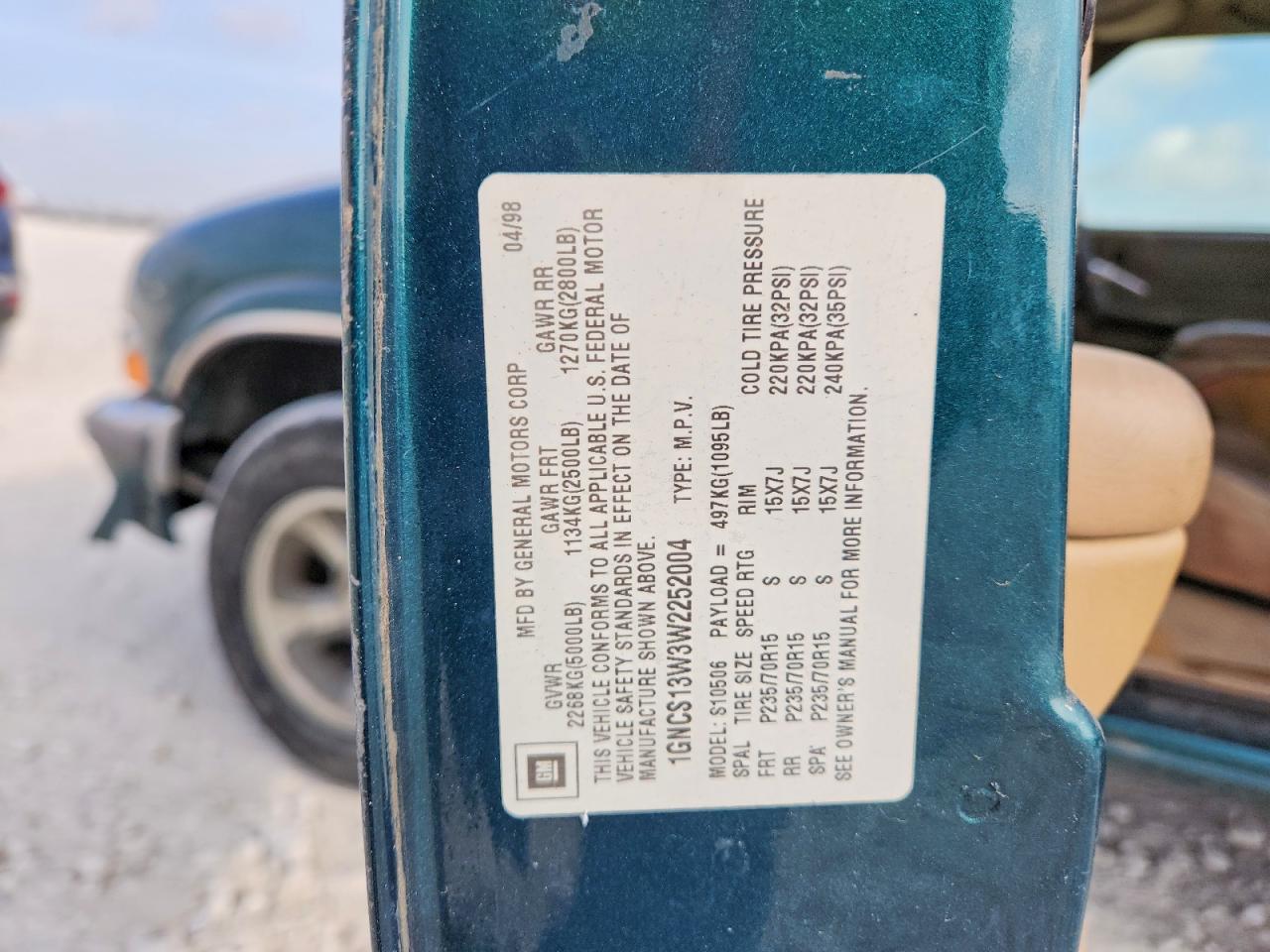 1998 Chevrolet Blazer Green vin: 1GNCS13W3W2252004