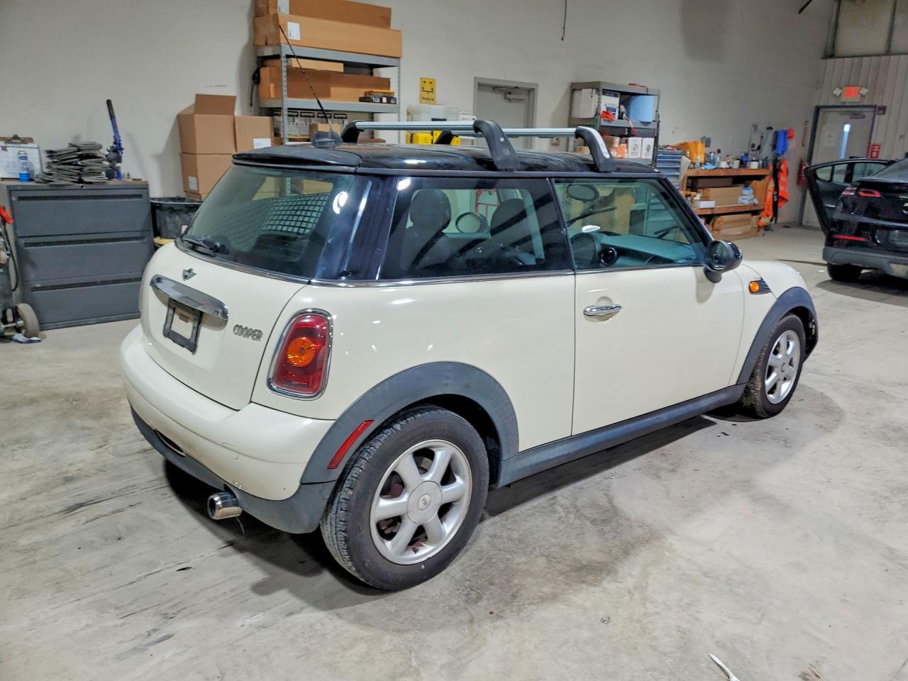 2009 Mini Cooper White vin: WMWMF33519TW77463