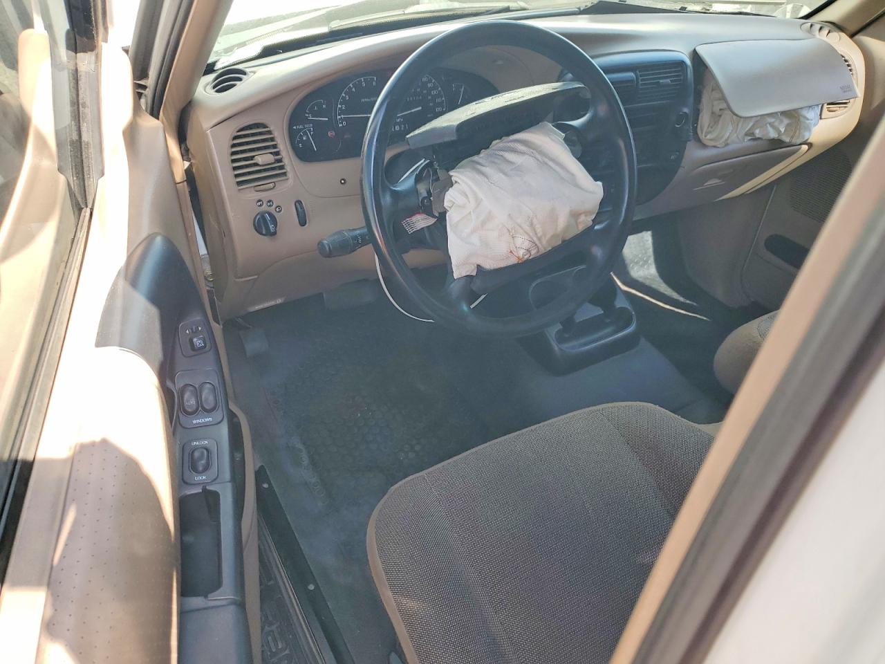 2002 Ford Ranger Super Cab White vin: 1FTYR14U12PA23678