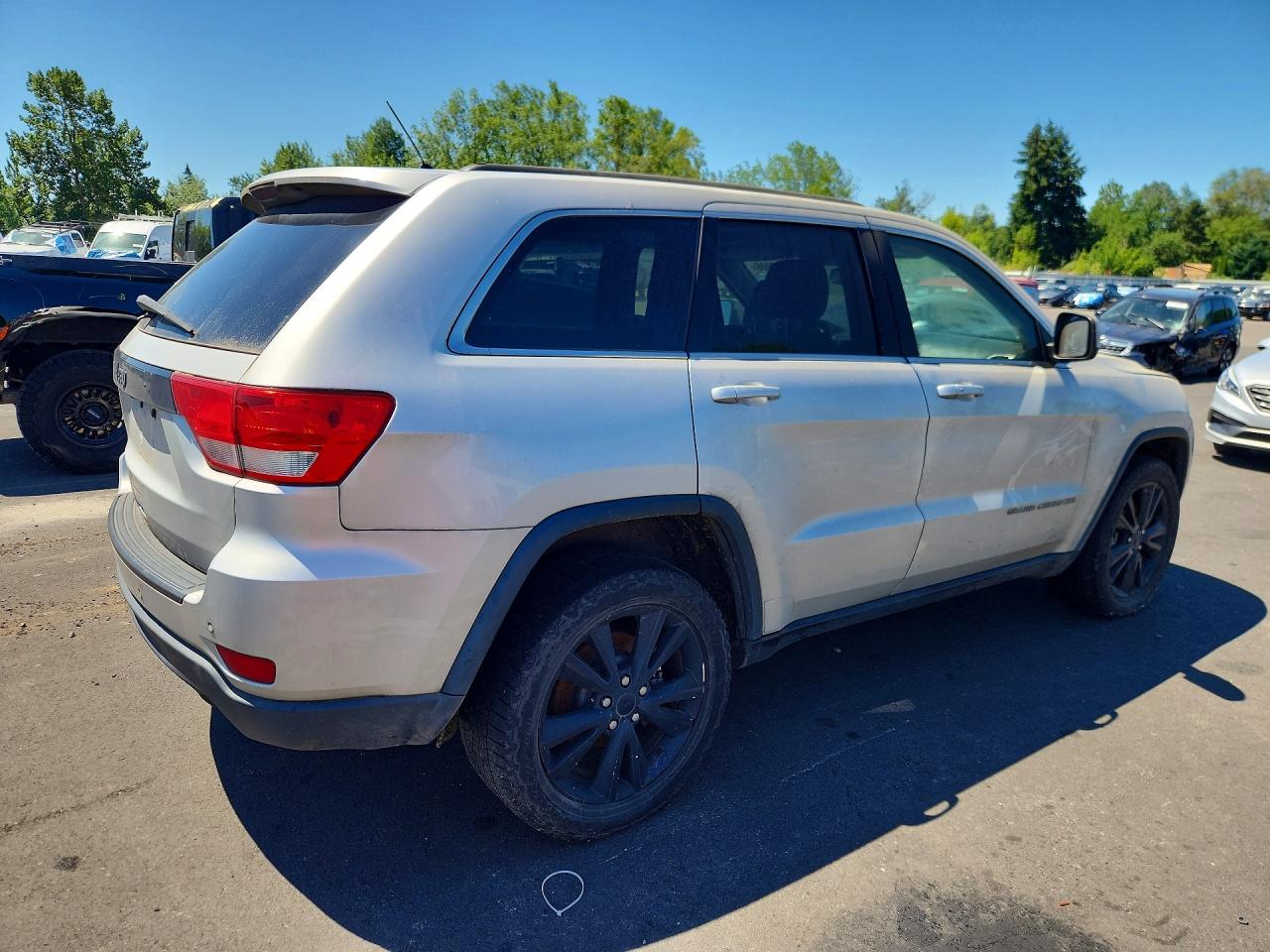 2013 Jeep Grand Cherokee Laredo Silver vin: 1C4RJEAG5DC588432