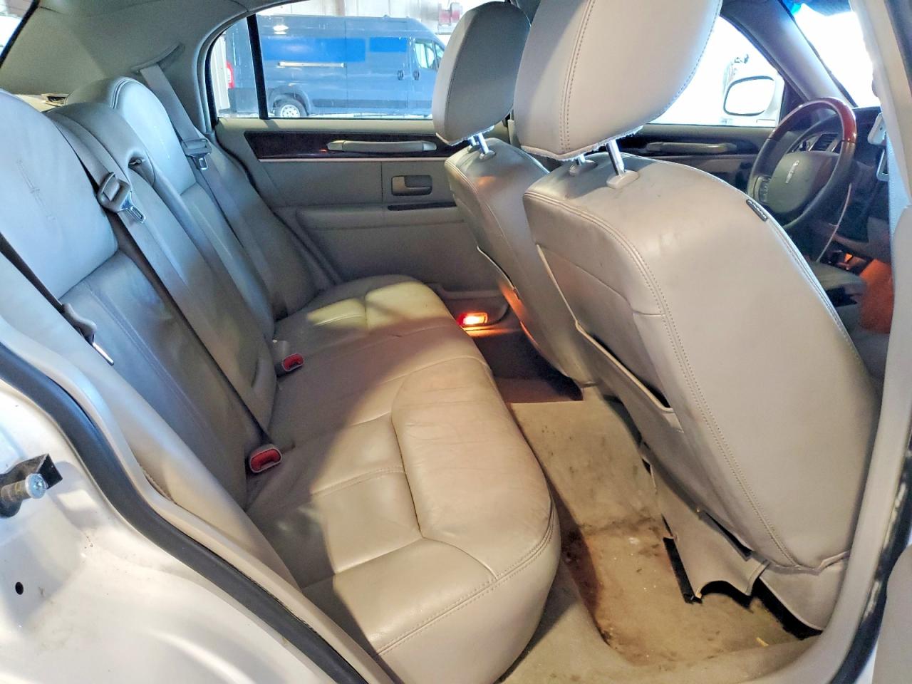 2011 Lincoln Town Car Signature Limited White vin: 2LNBL8CVXBX761236