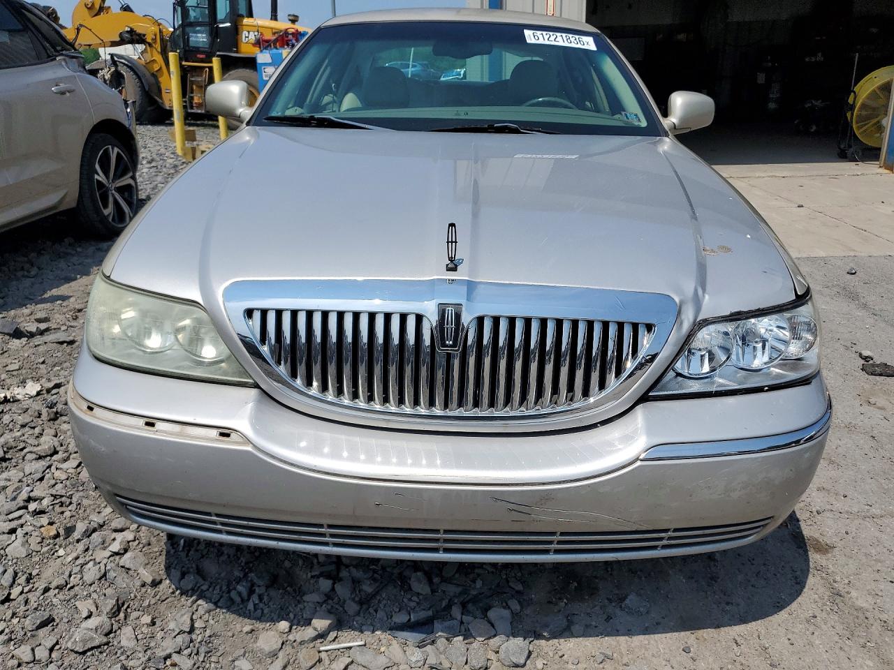 2004 Lincoln Town Car Executive Red vin: 1LNHM81W04Y679666