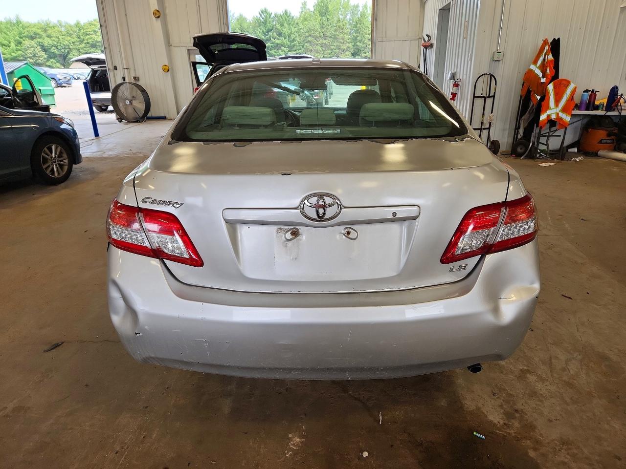 2010 Toyota Camry Le Серебряный vin: 4T1BF3EK8AU079829