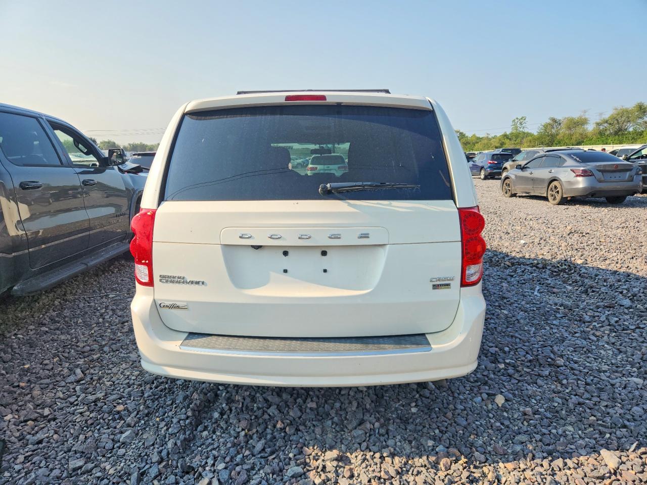 2011 Dodge Grand Caravan Crew White vin: 2D4RN5DG6BR700050