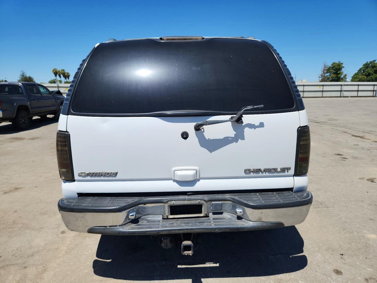 2002 Chevrolet Tahoe C1500 White vin: 1GNEC13TX2R131290