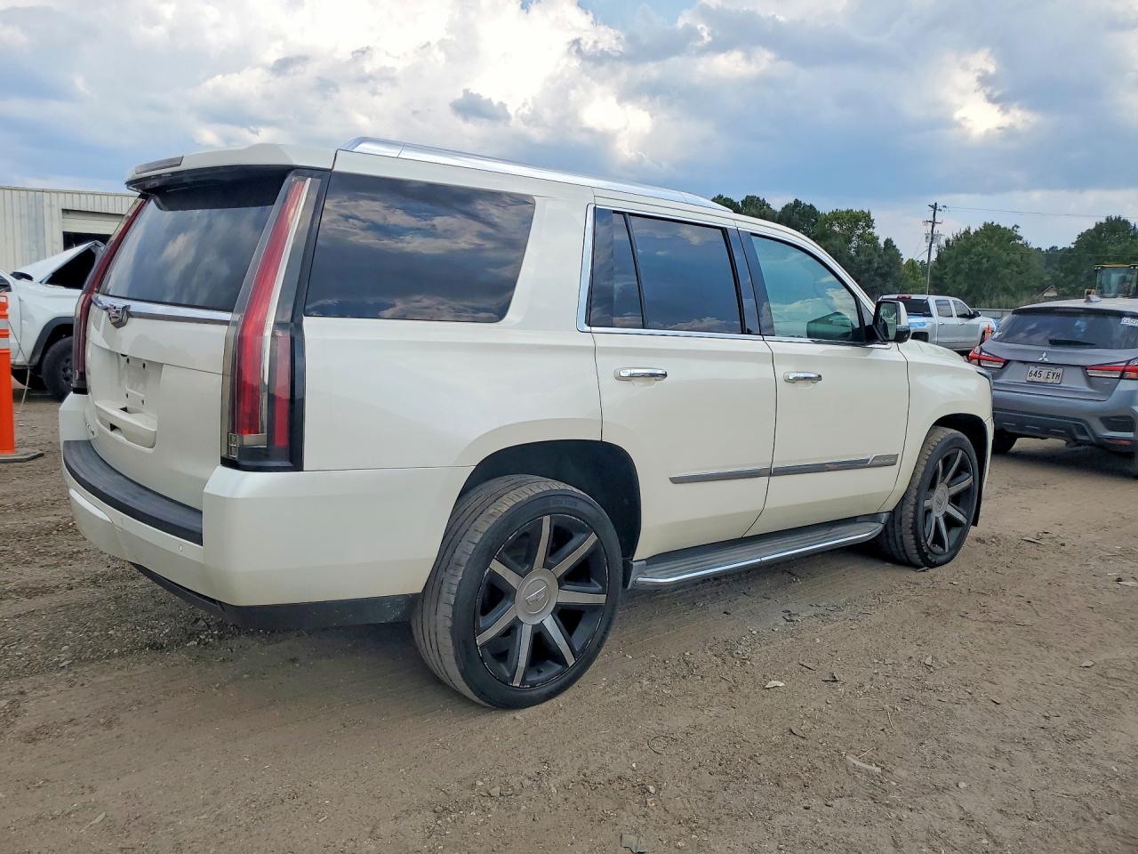 2015 Cadillac Escalade Luxury Белый vin: 1GYS4MKJ0FR527223