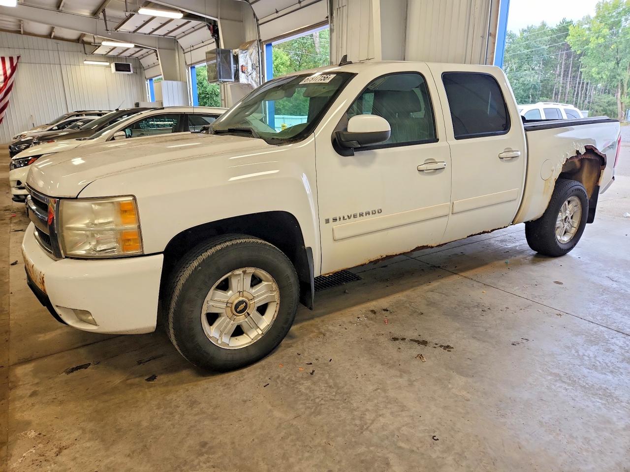 2008 Chevrolet Silverado K1500 White vin: 3GCEK13388G296629