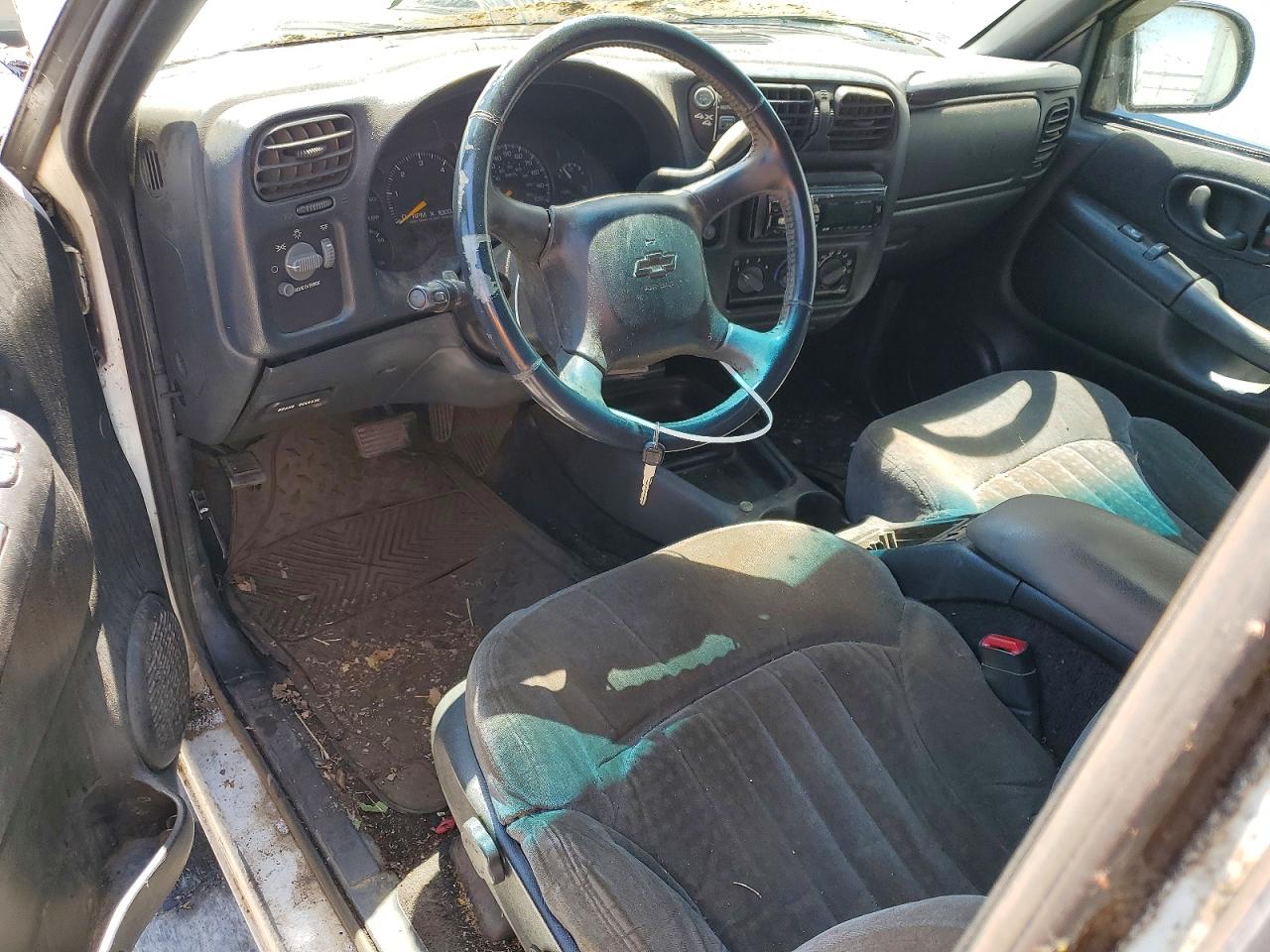 2001 Chevrolet Blazer White vin: 1GNCT18WX1K163836