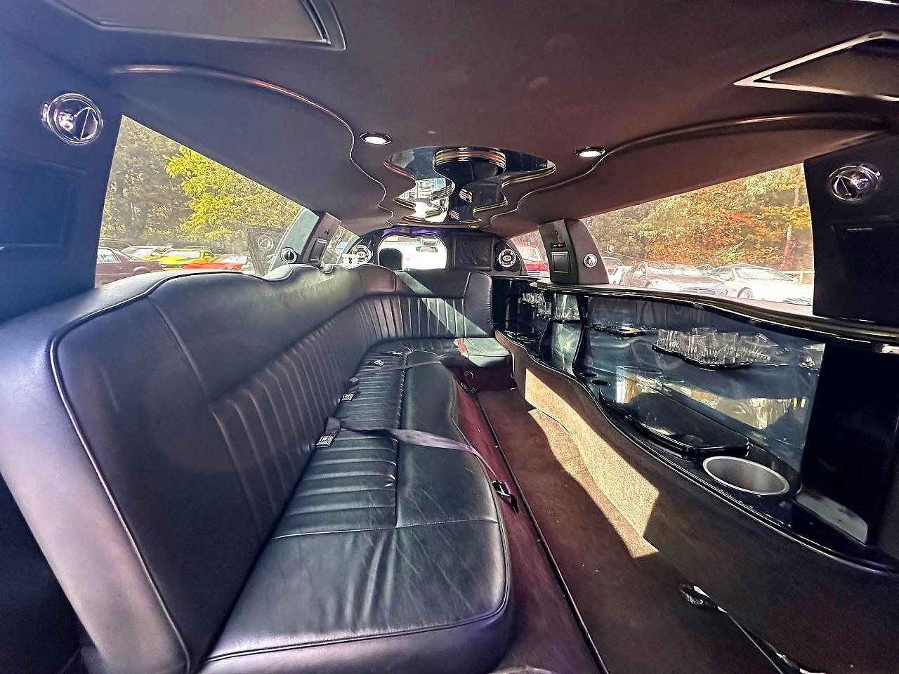 2005 Lincoln Town Car Executive Черный vin: 1L1FM88W85Y654529