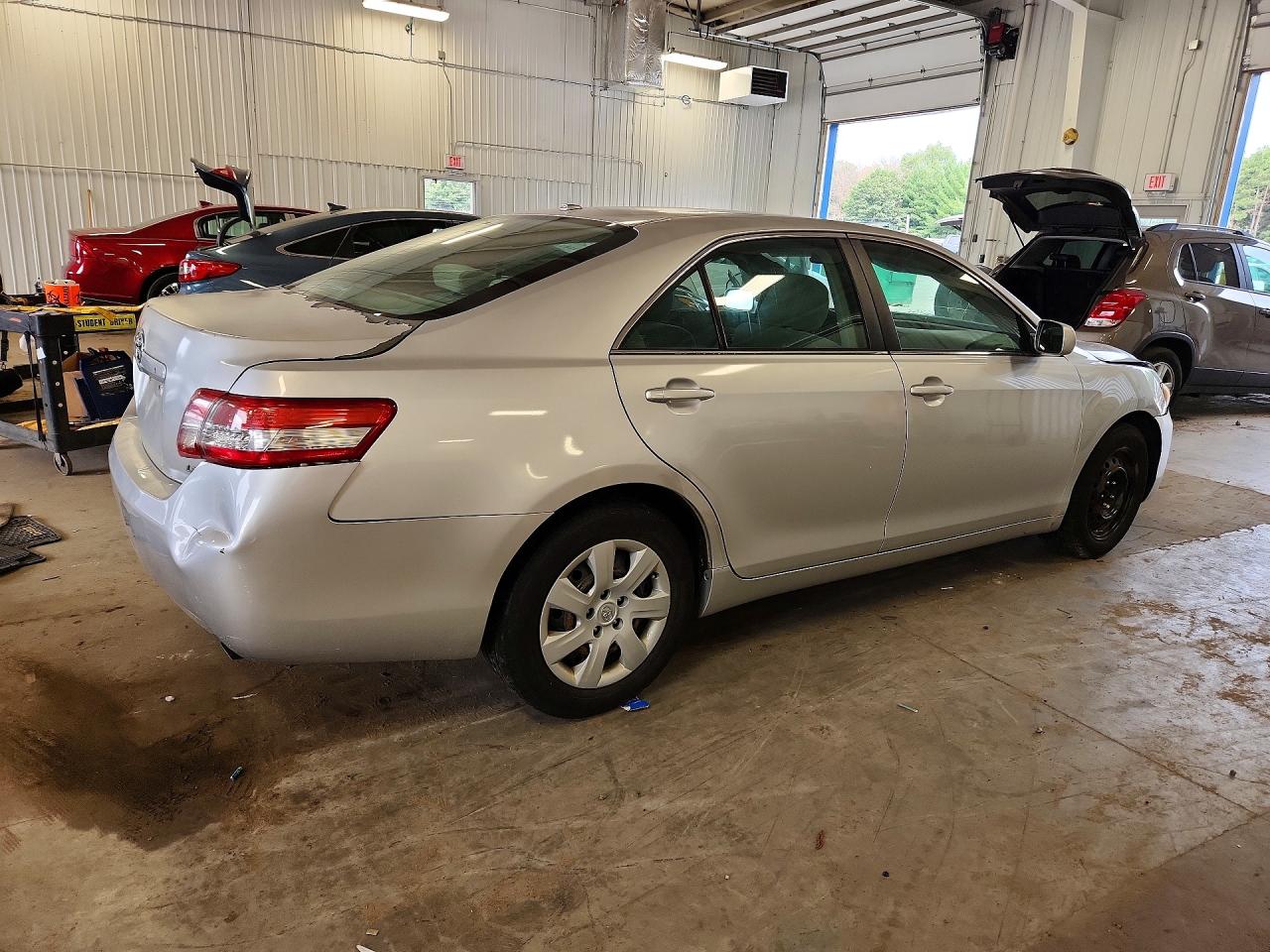 2010 Toyota Camry Le Серебряный vin: 4T1BF3EK8AU079829