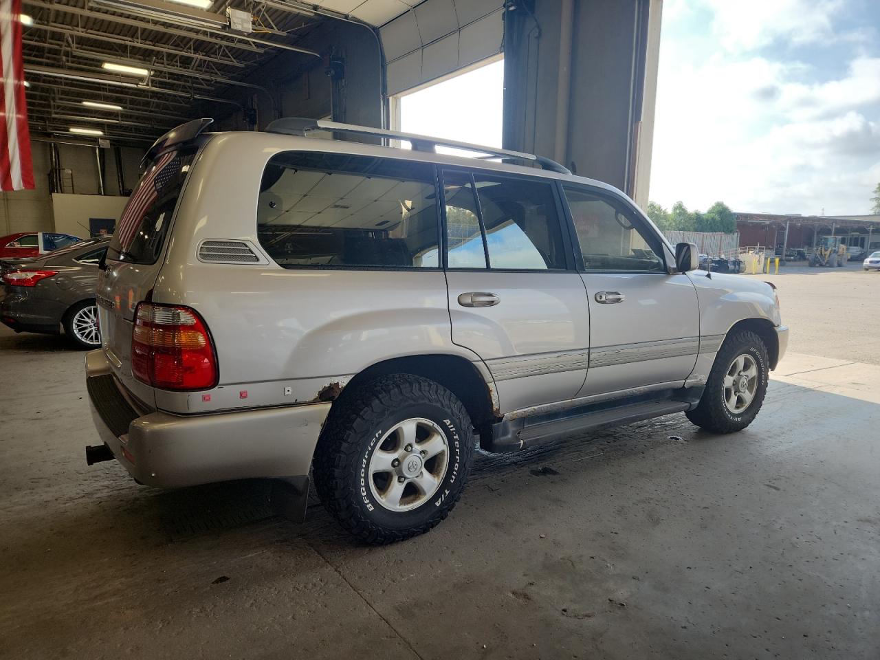 1999 Toyota Land Cruiser    Silver vin: JT3HT05J2X0067631