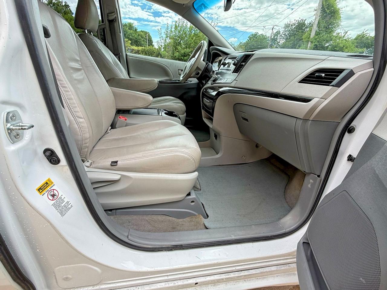 2014 Toyota Sienna Le White vin: 5TDKK3DC8ES511162