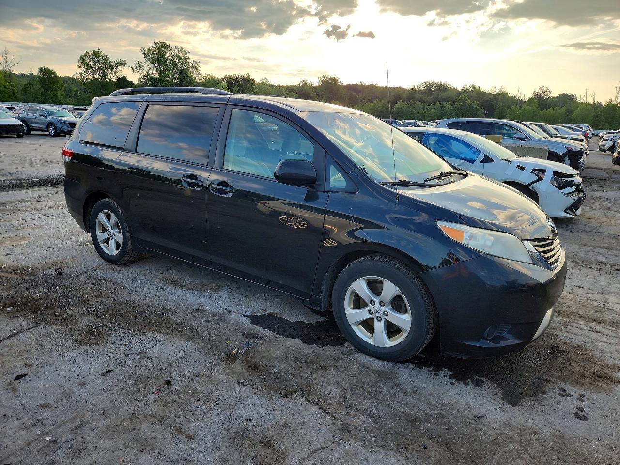 2011 Toyota Sienna Le Black vin: 5TDKK3DC8BS094136
