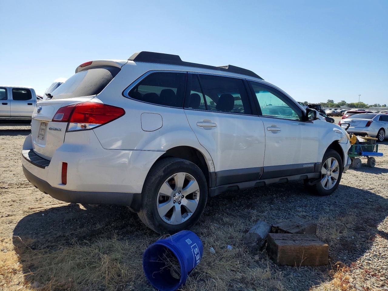 2012 Subaru Outback 2.5i Premium White vin: 4S4BRBCC4C3249982
