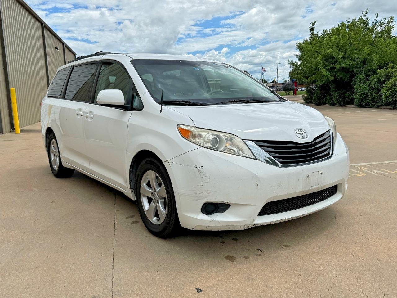 2014 Toyota Sienna Le White vin: 5TDKK3DC8ES511162