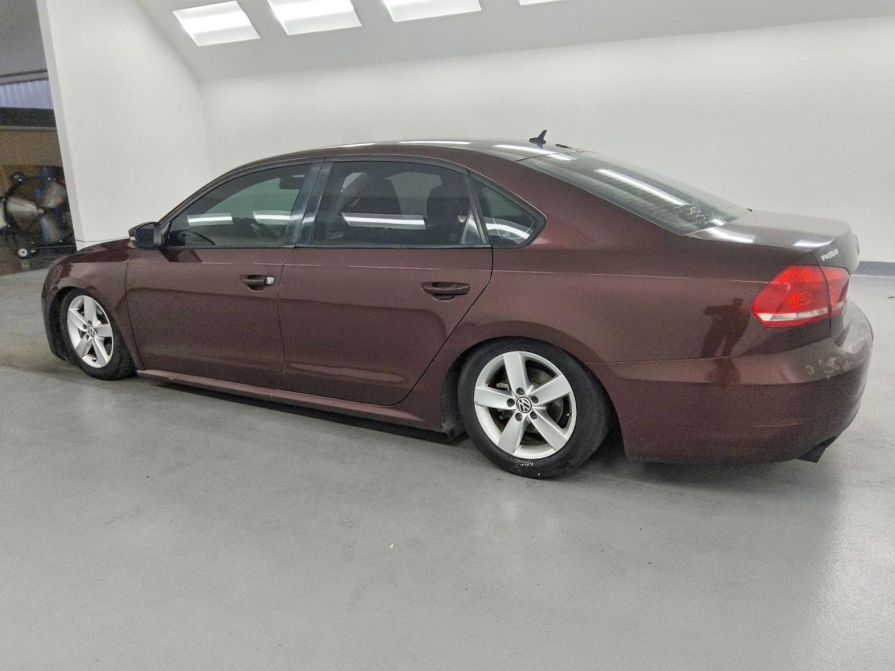 2013 Volkswagen Passat S Burgundy vin: 1VWAP7A39DC052052
