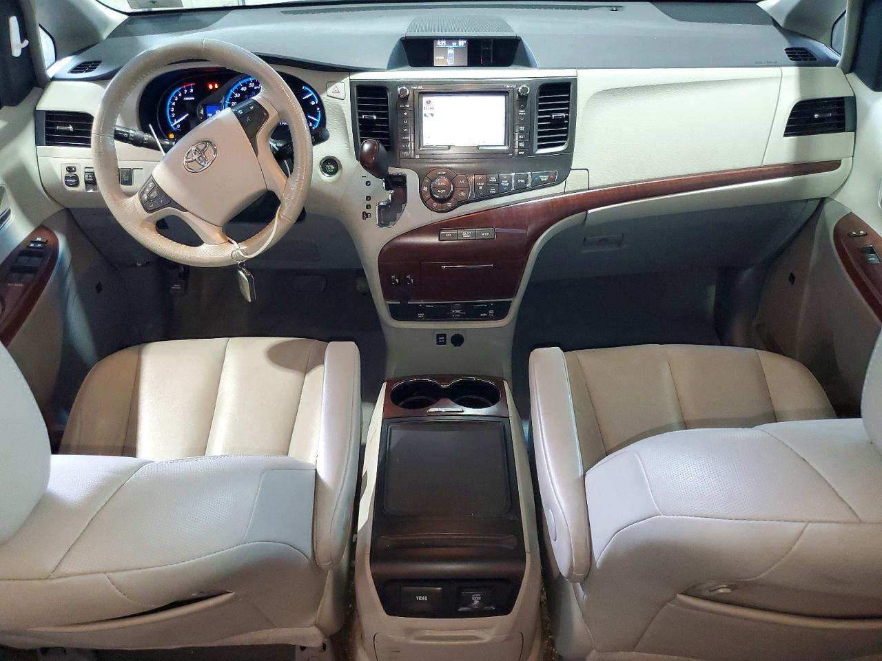 2014 Toyota Sienna Xle 8-passenger Silver vin: 5TDYK3DC5ES411546