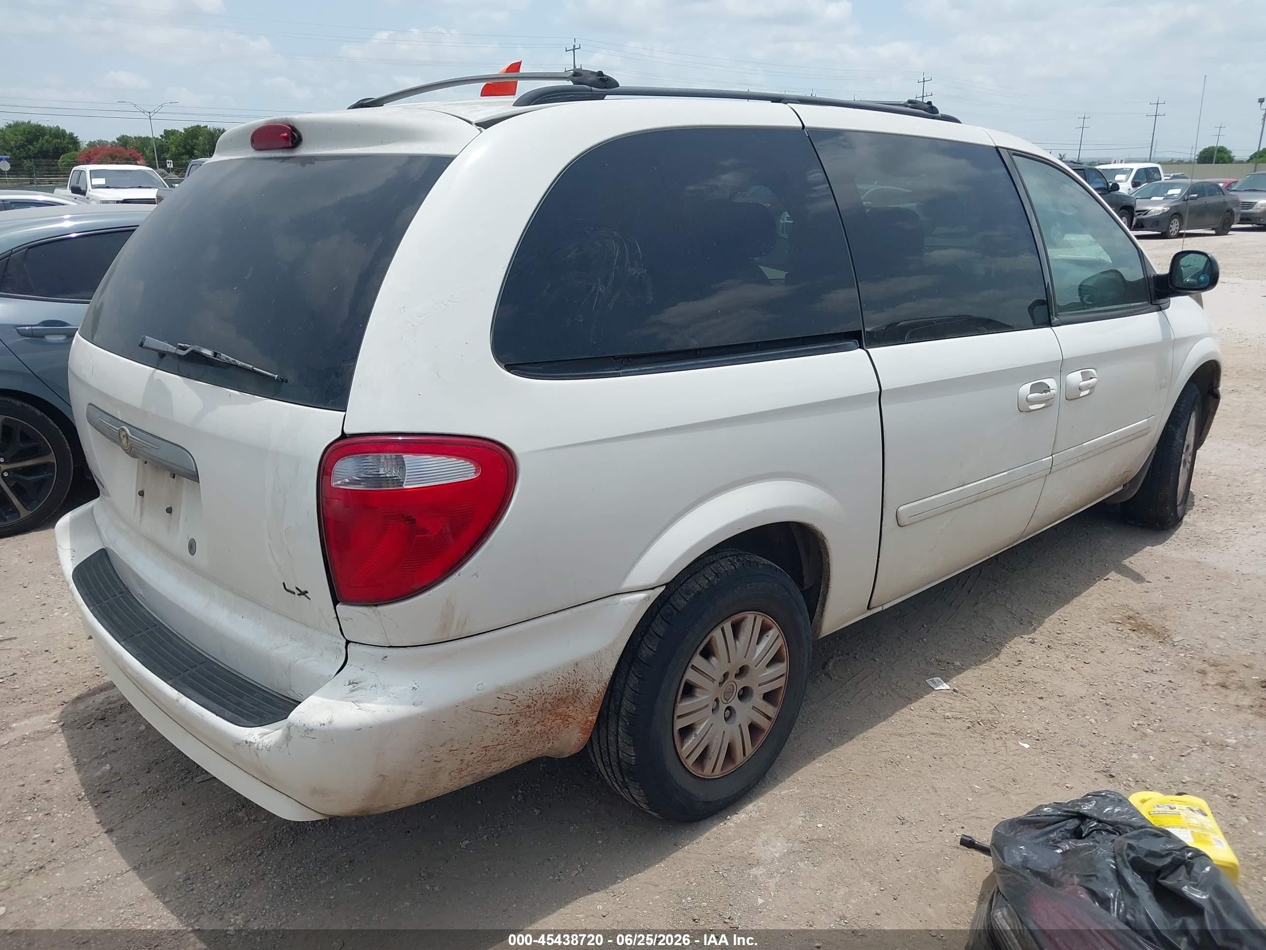 2007 Chrysler Town & Country Lx White vin: 2A4GP44R17R351956