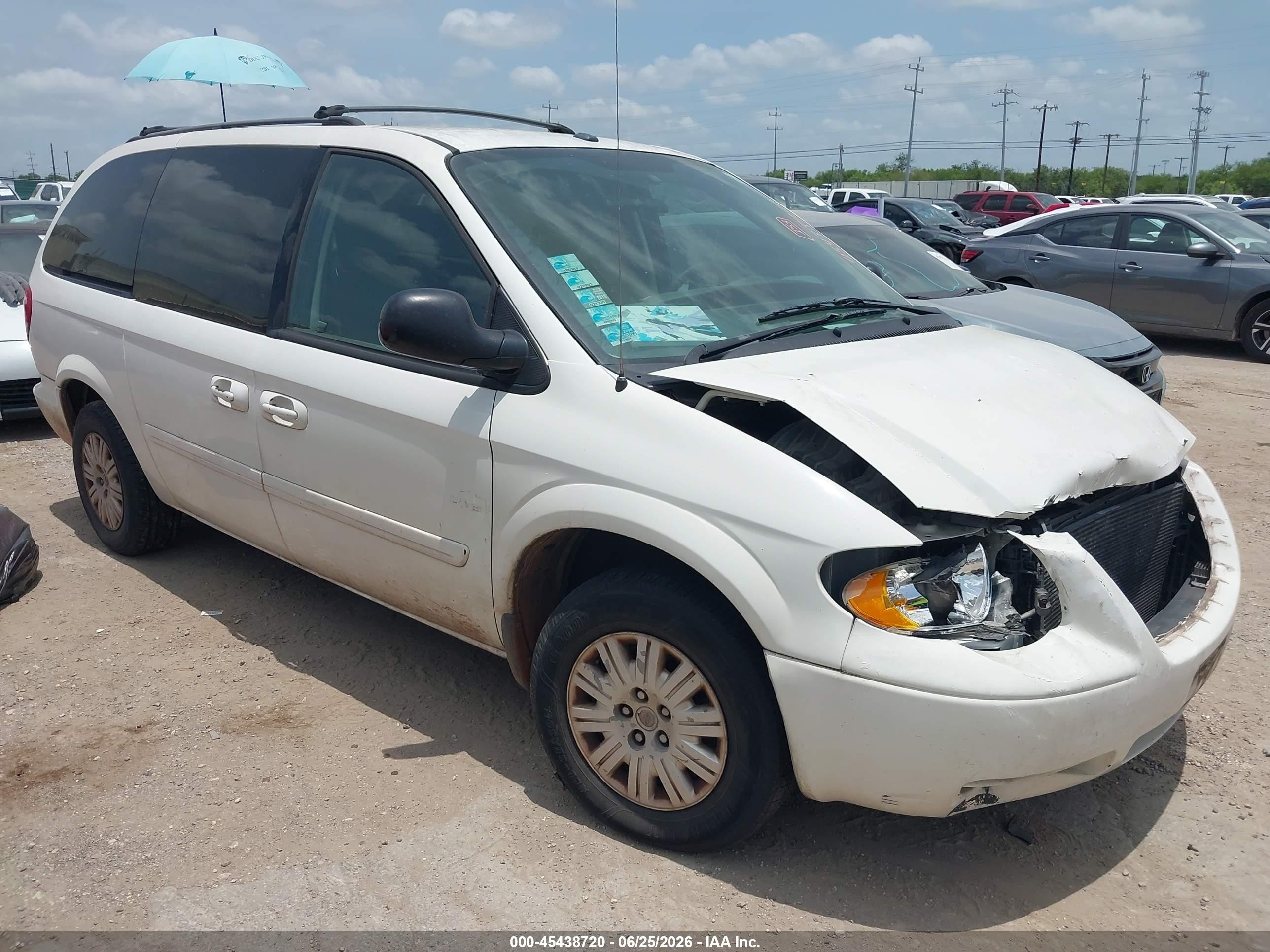 2007 Chrysler Town & Country Lx White vin: 2A4GP44R17R351956