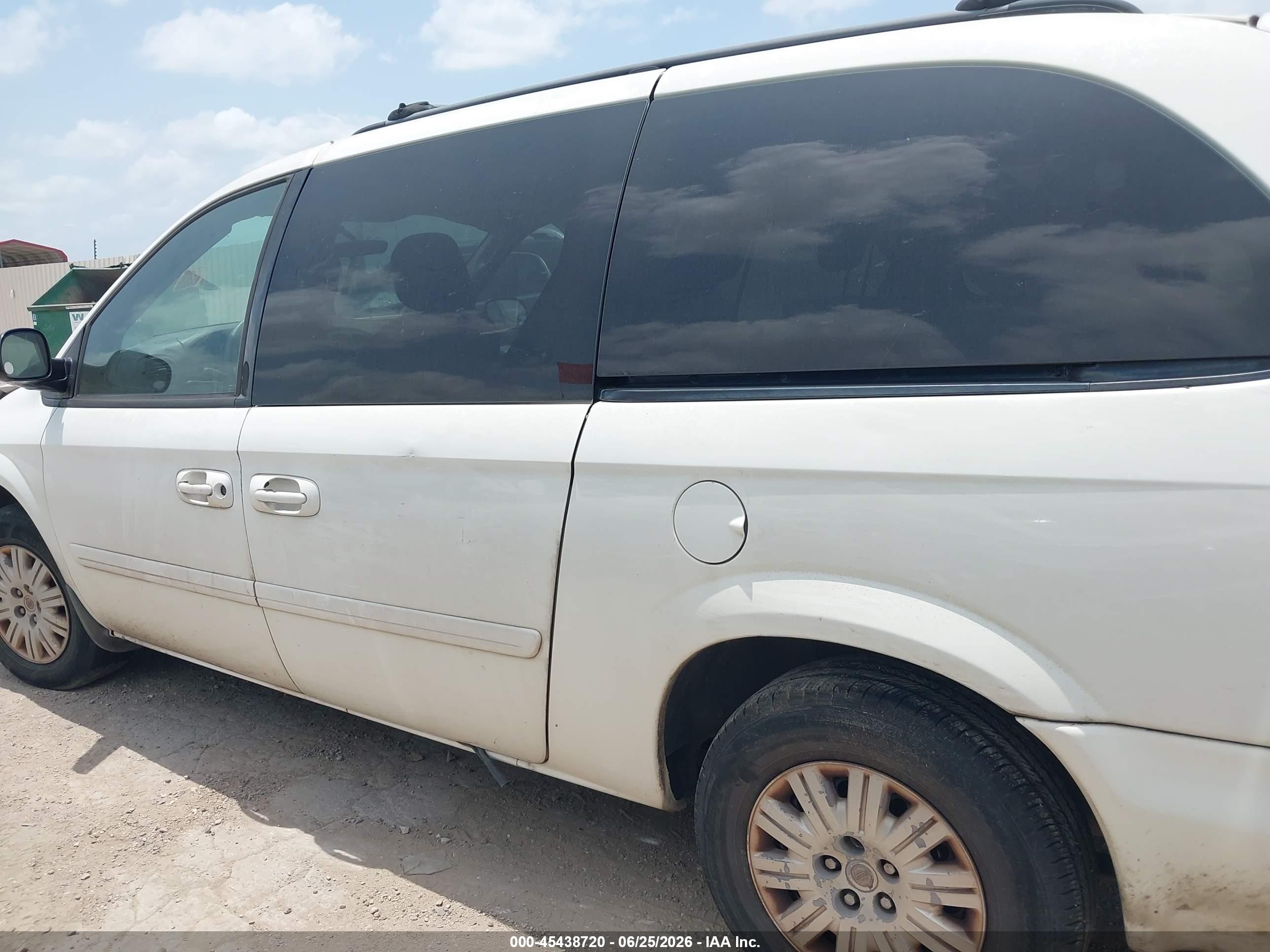 2007 Chrysler Town & Country Lx White vin: 2A4GP44R17R351956