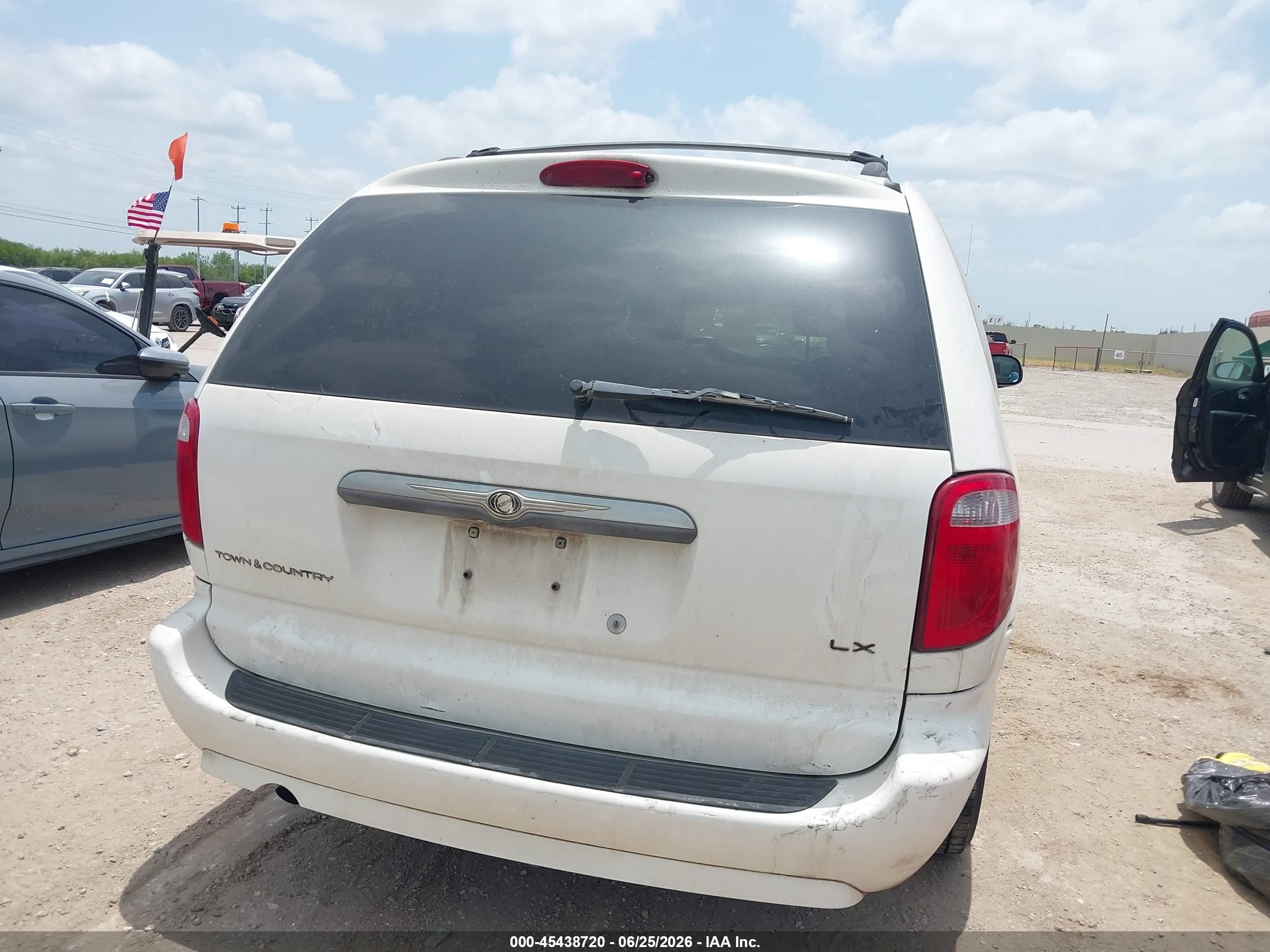 2007 Chrysler Town & Country Lx White vin: 2A4GP44R17R351956