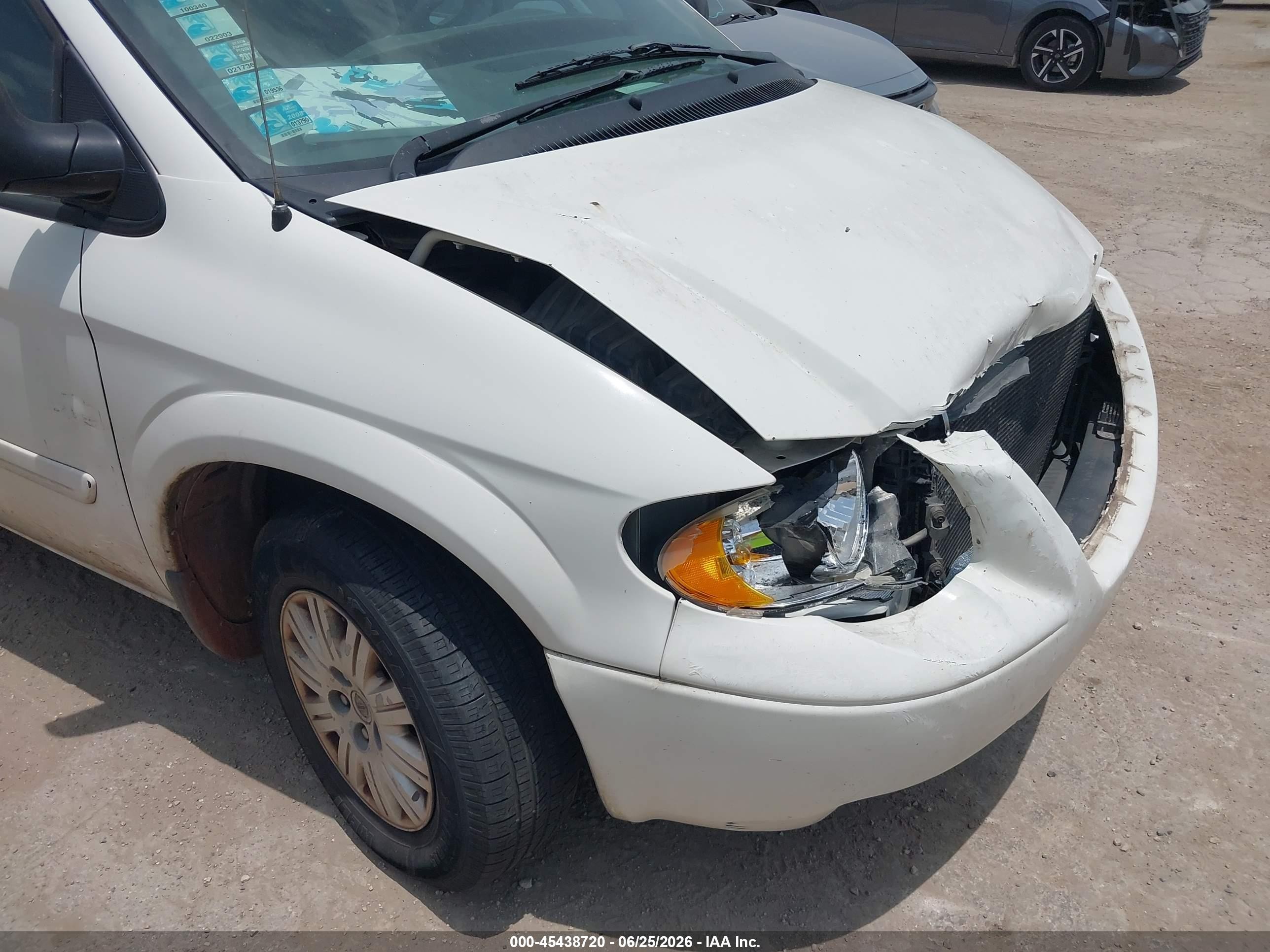 2007 Chrysler Town & Country Lx White vin: 2A4GP44R17R351956