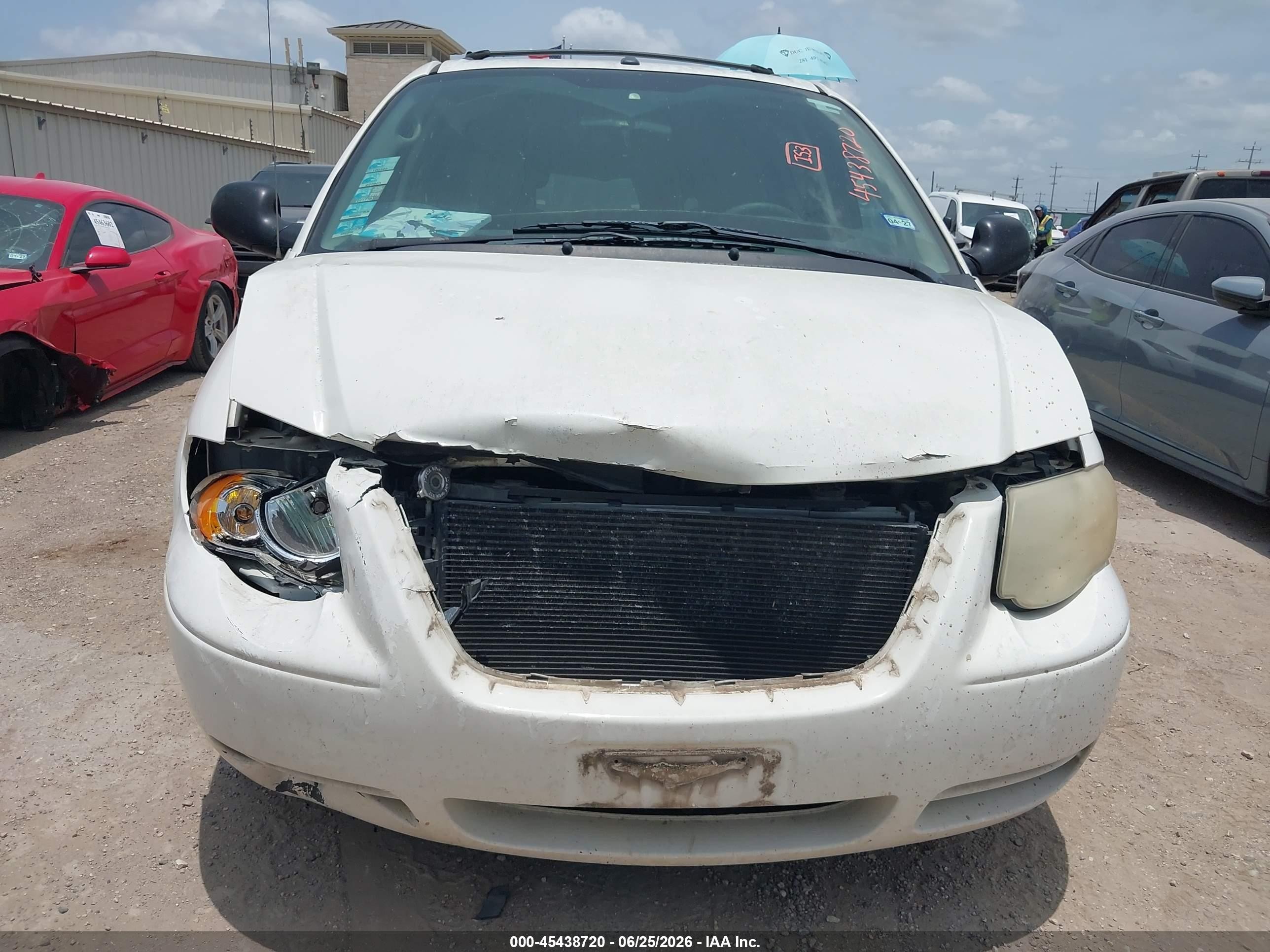 2007 Chrysler Town & Country Lx White vin: 2A4GP44R17R351956