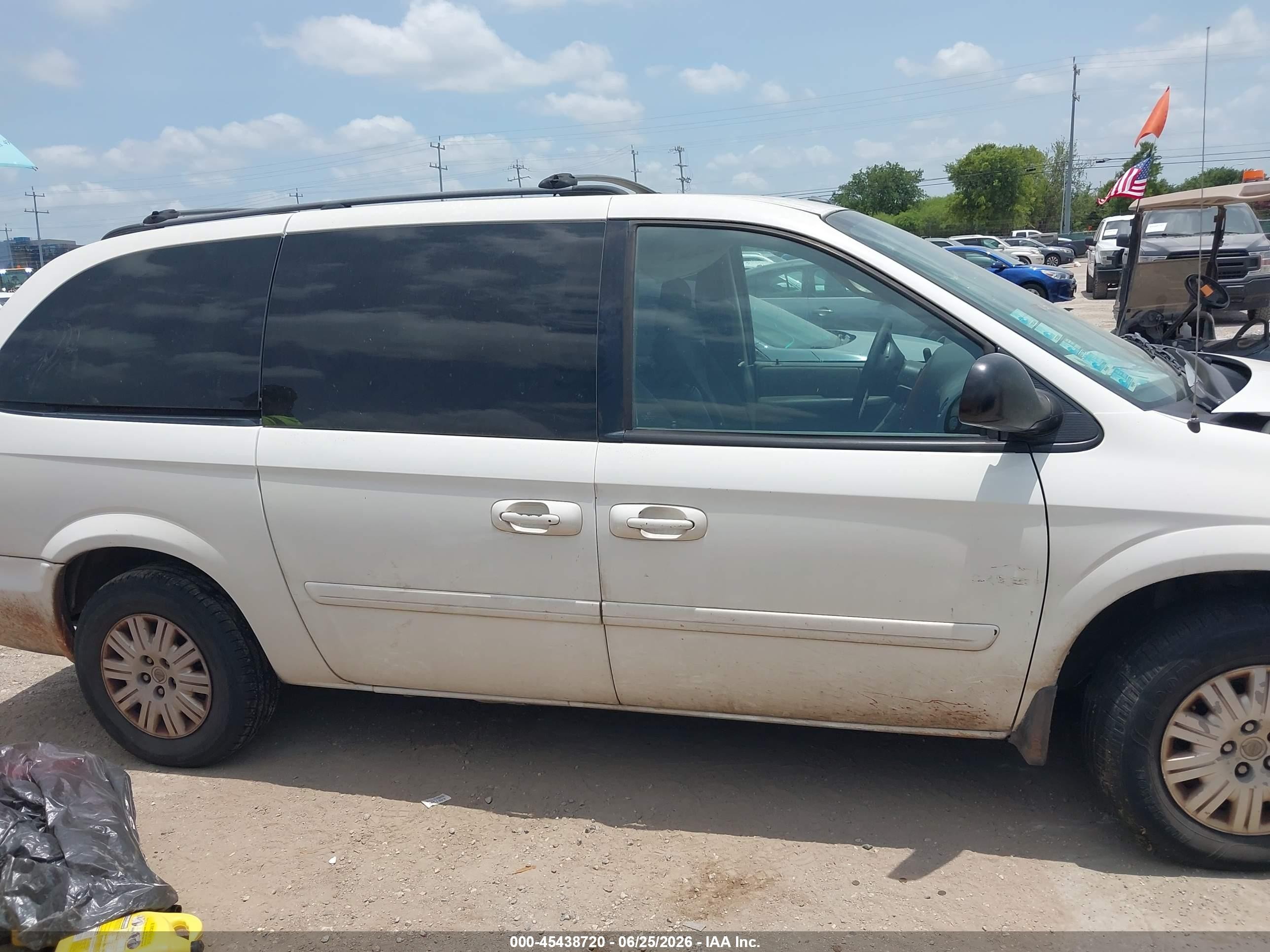 2007 Chrysler Town & Country Lx White vin: 2A4GP44R17R351956