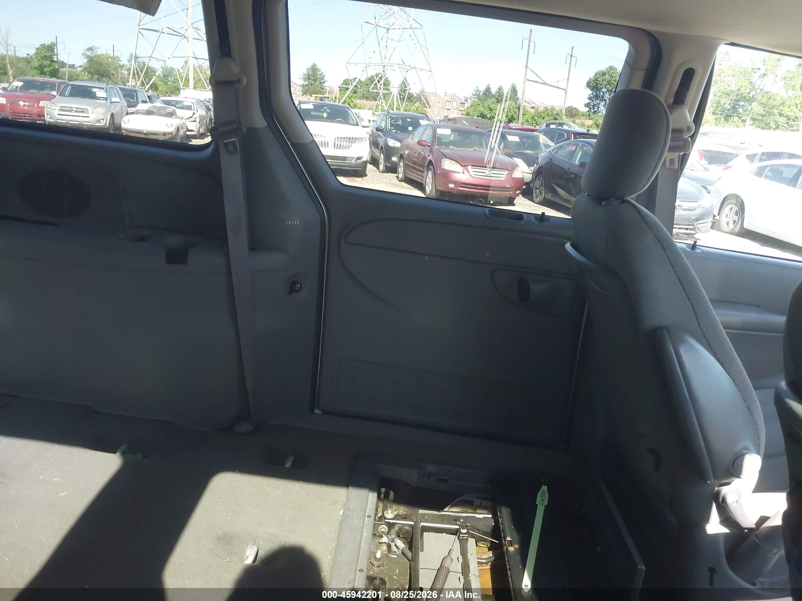 2006 Chrysler Town & Country Lx Серебряный vin: 2A4GP44R46R889694