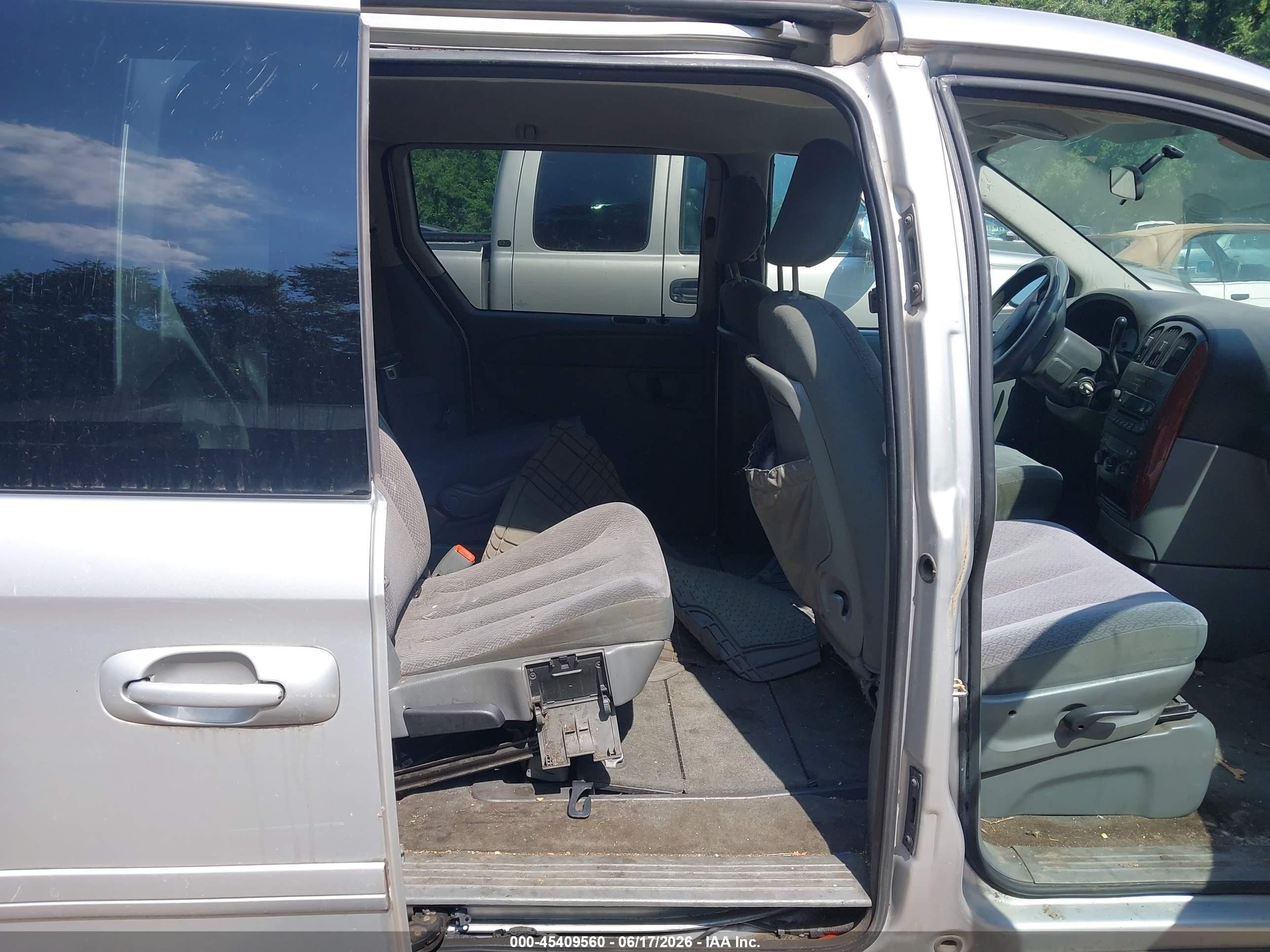 2006 Chrysler Town & Country Lx Silver vin: 2A4GP44R66R833515