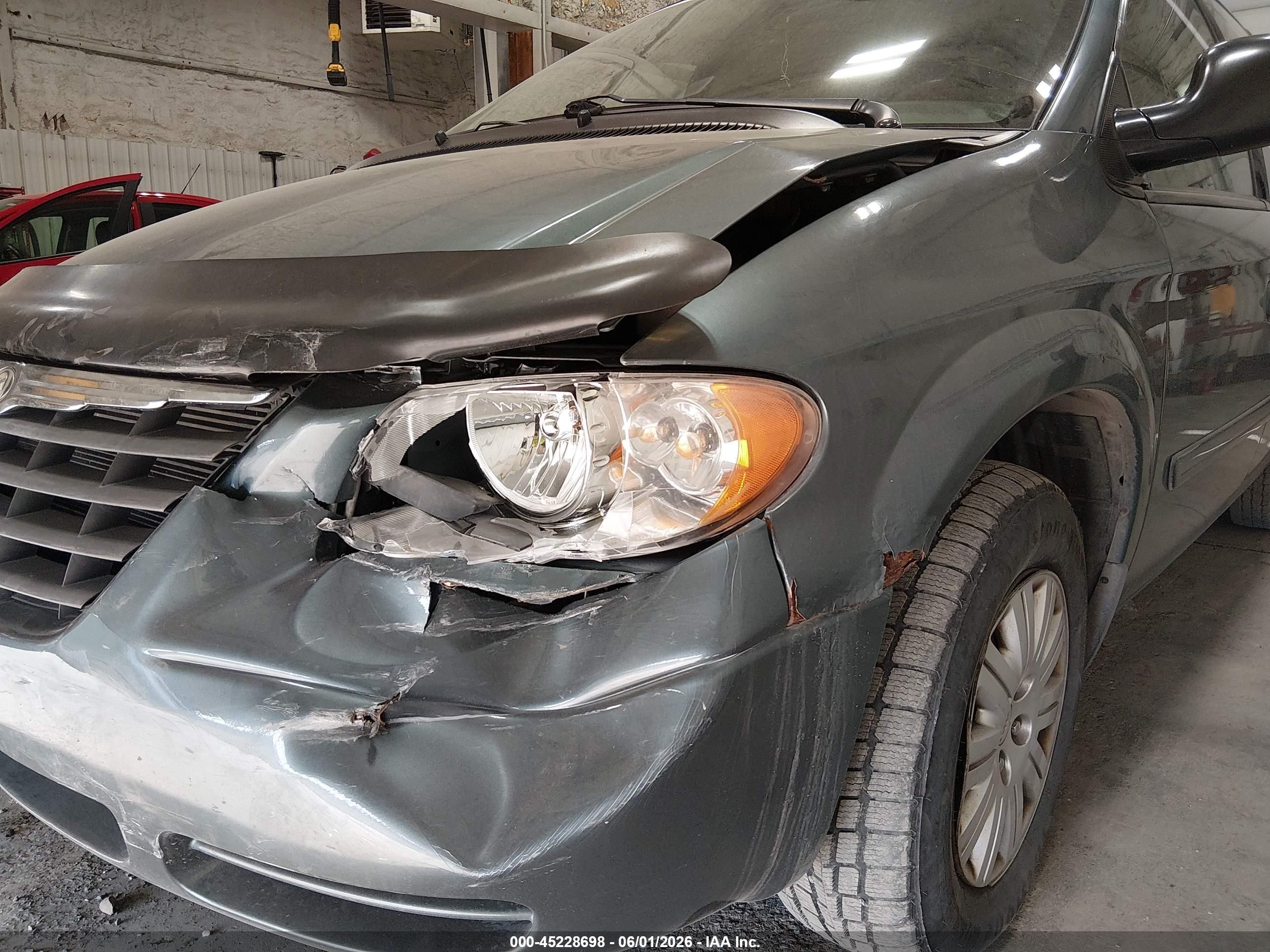 2007 Chrysler Town & Country Lx Gold vin: 2A4GP44R77R170182