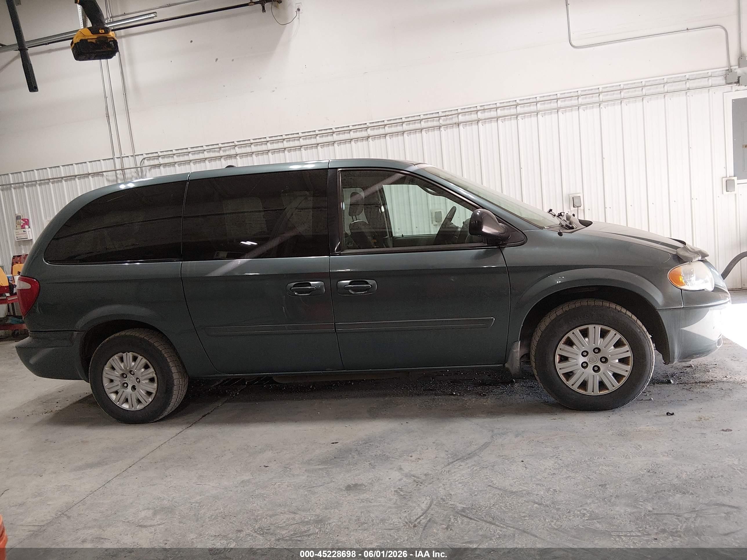 2007 Chrysler Town & Country Lx Gold vin: 2A4GP44R77R170182