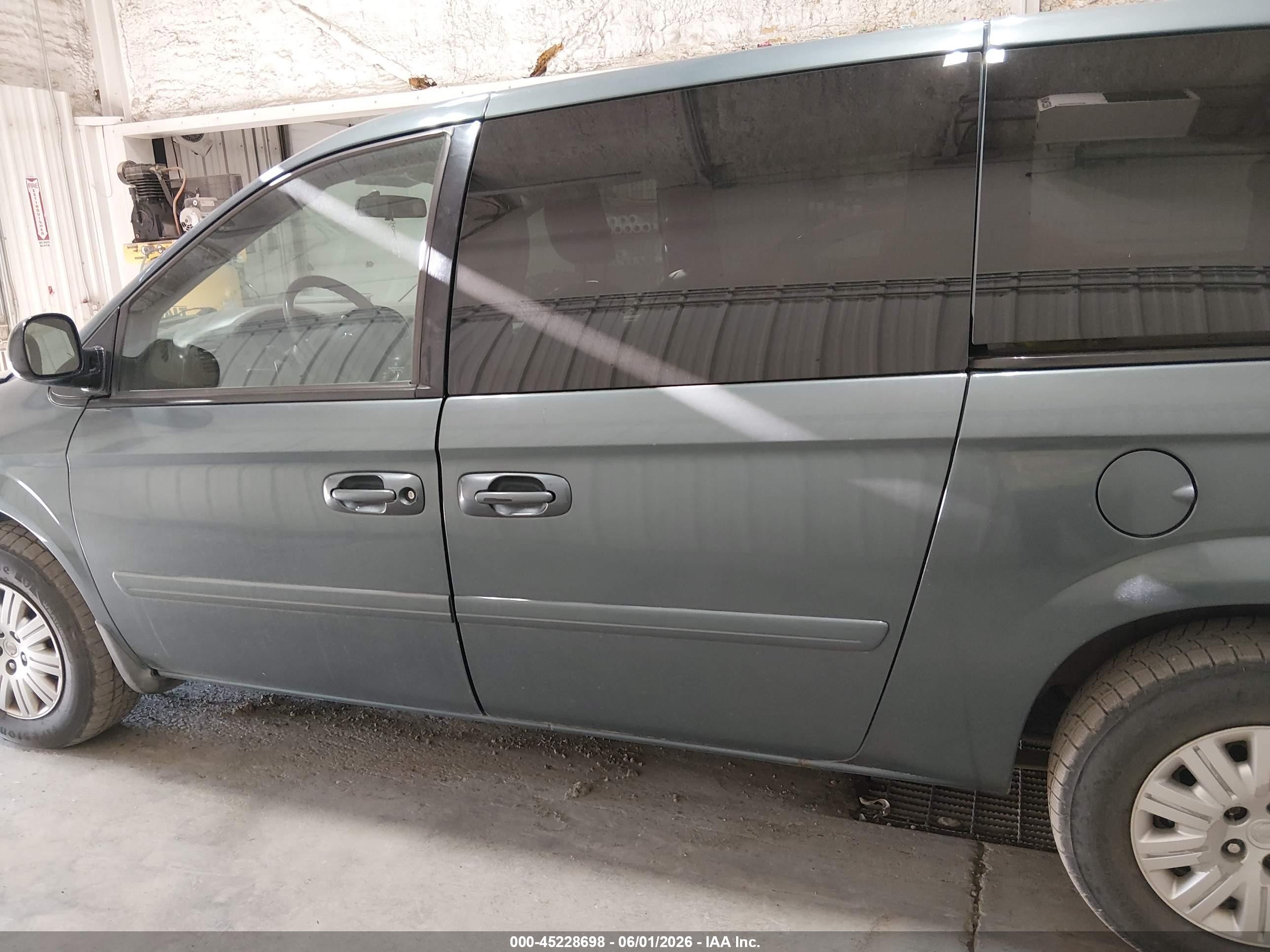 2007 Chrysler Town & Country Lx Gold vin: 2A4GP44R77R170182