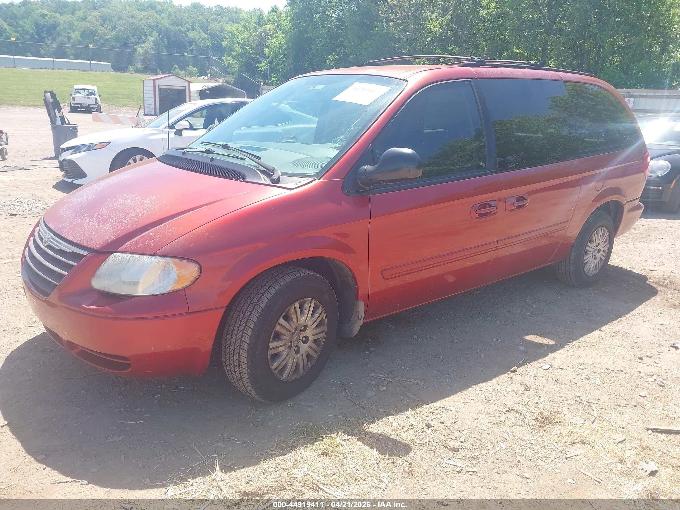 2007 Chrysler Town & Country Lx Red vin: 2A4GP44RX7R236532
