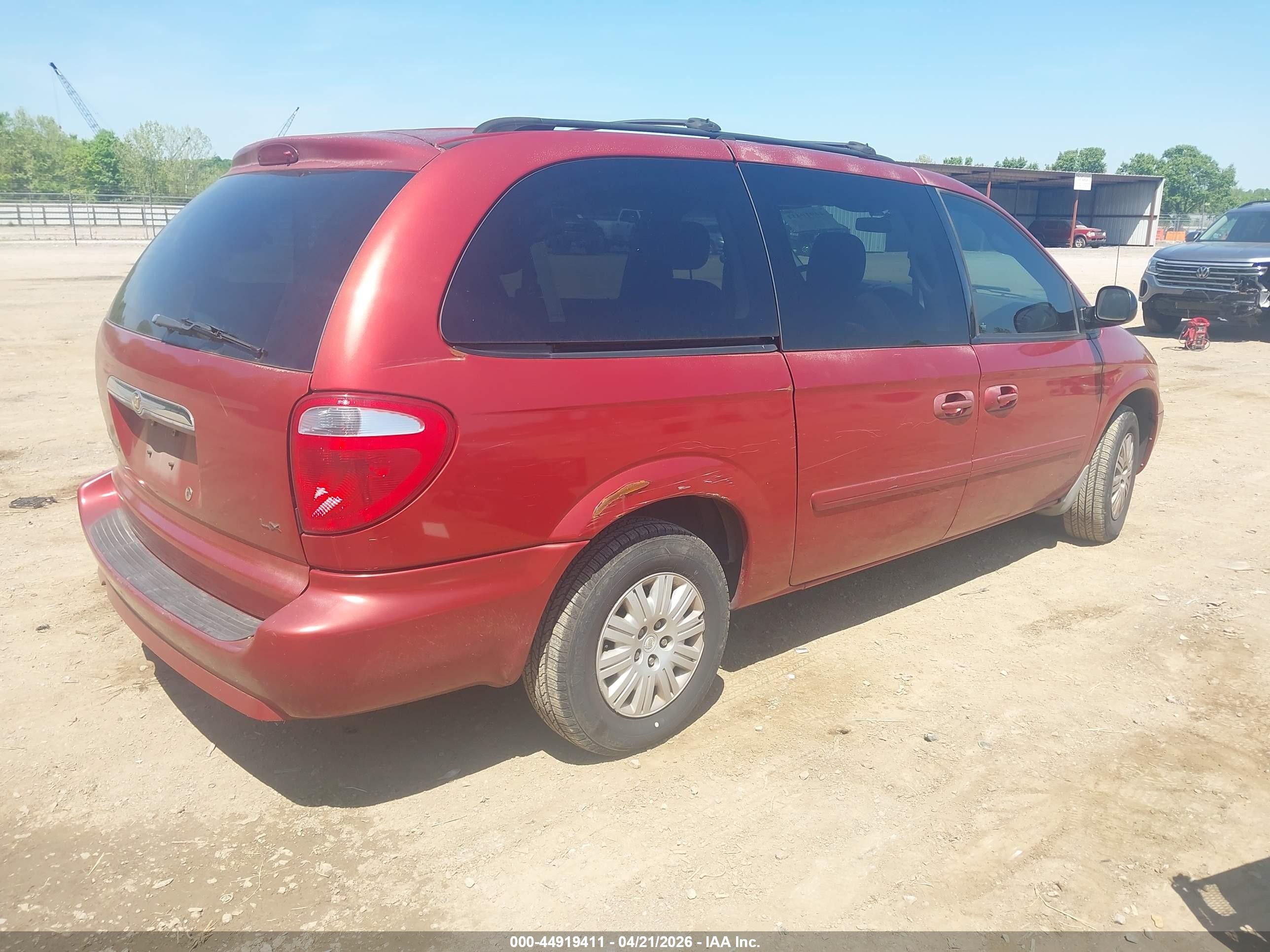 2007 Chrysler Town & Country Lx Red vin: 2A4GP44RX7R236532