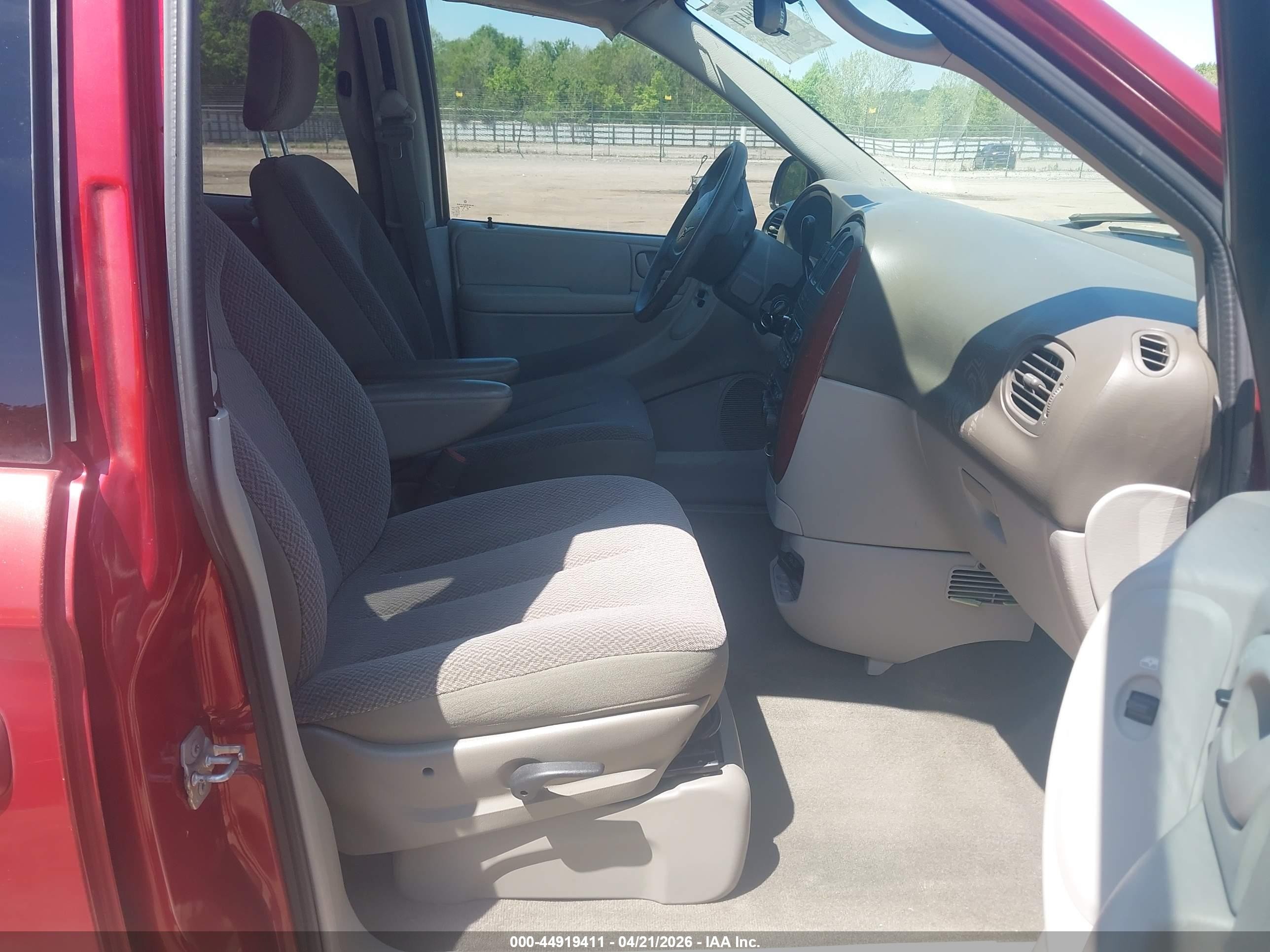 2007 Chrysler Town & Country Lx Red vin: 2A4GP44RX7R236532