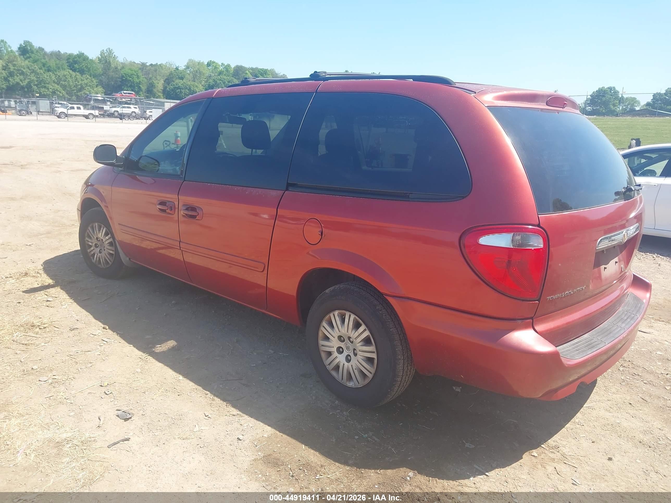 2007 Chrysler Town & Country Lx Red vin: 2A4GP44RX7R236532