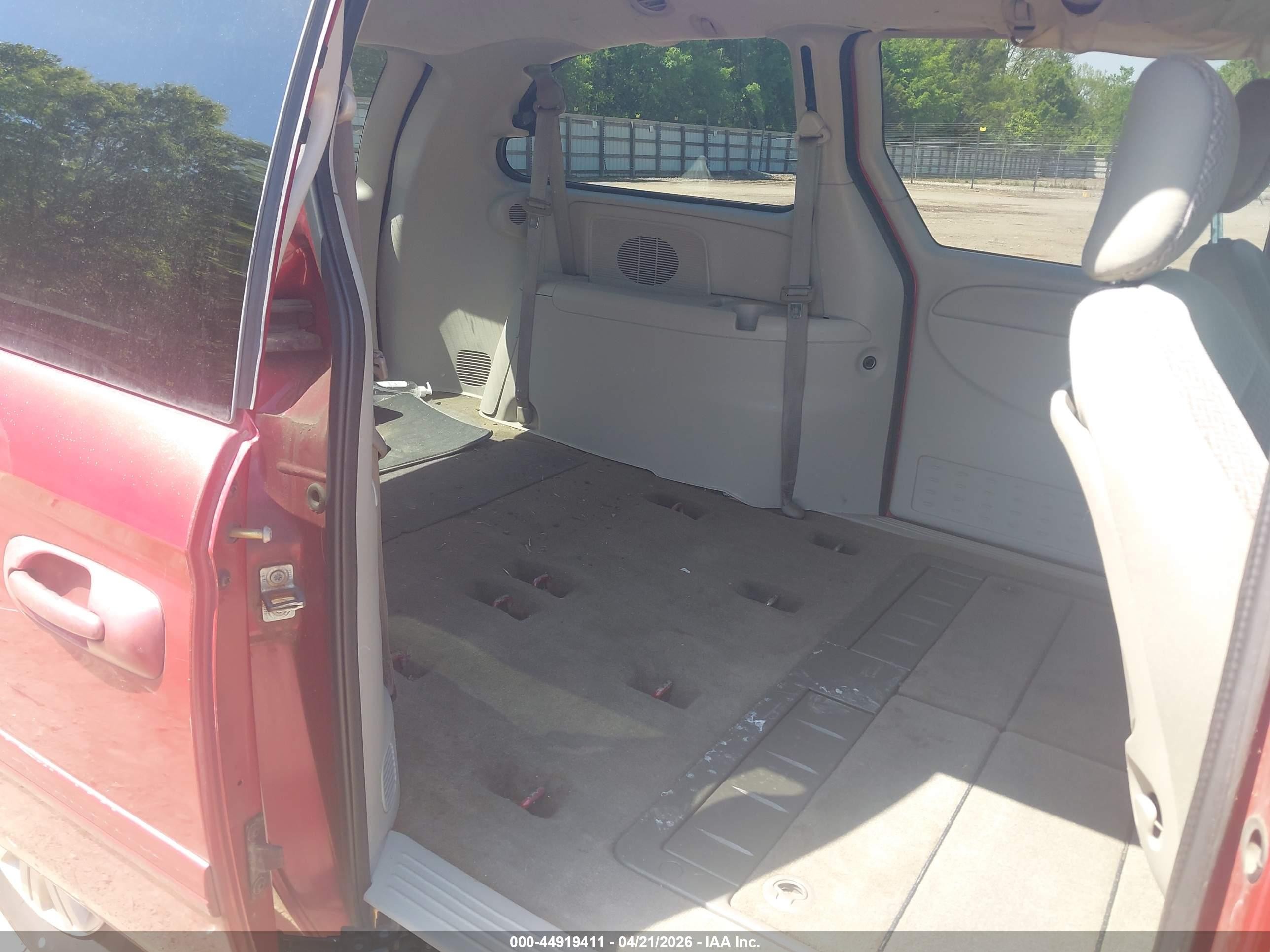 2007 Chrysler Town & Country Lx Red vin: 2A4GP44RX7R236532
