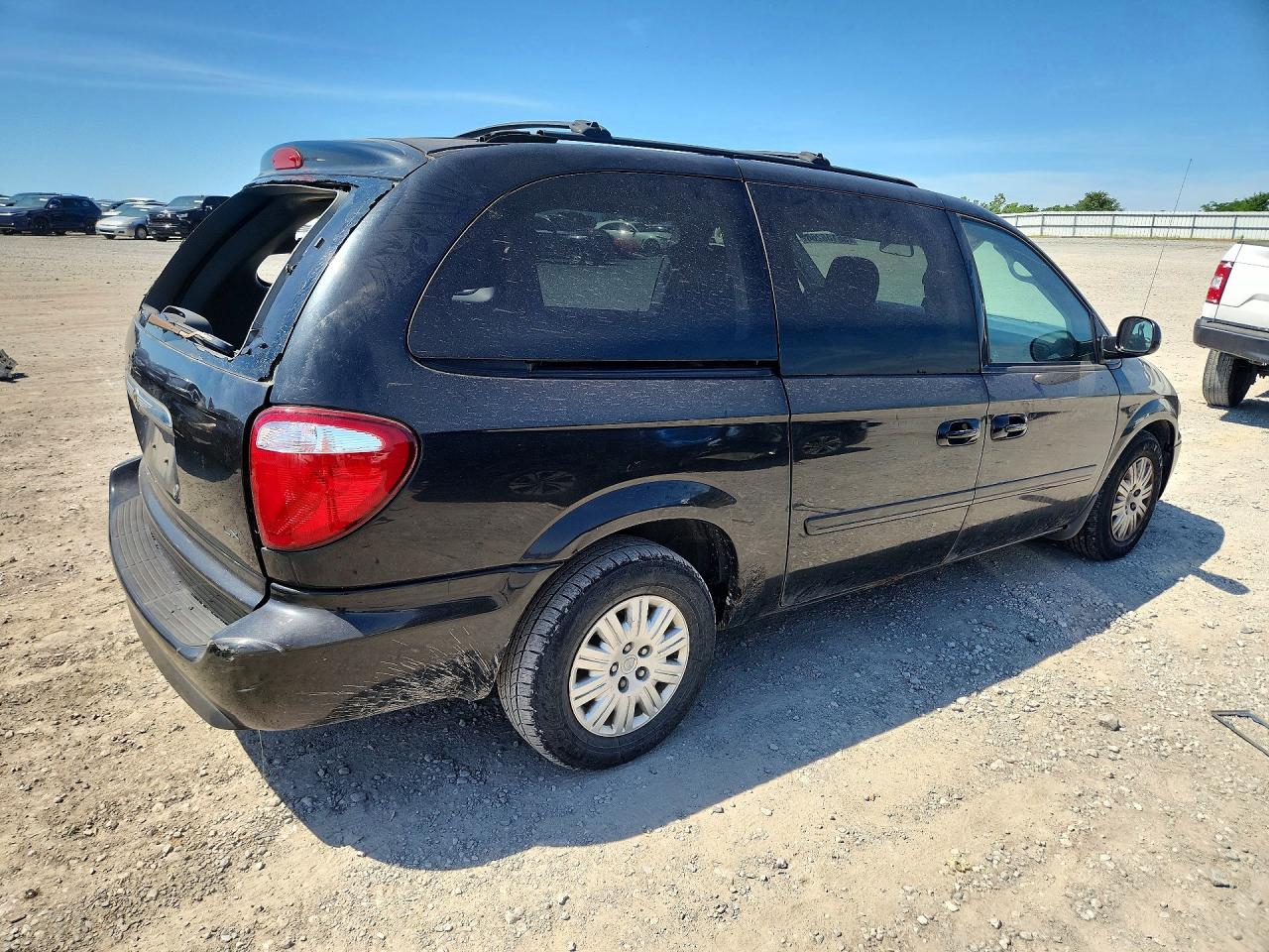 2007 Chrysler Town & Country Lx Черный vin: 2A4GP44RX7R246302