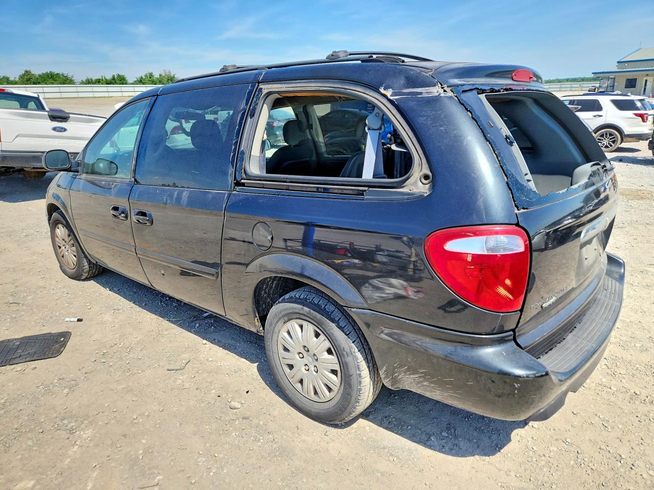2007 Chrysler Town & Country Lx Черный vin: 2A4GP44RX7R246302