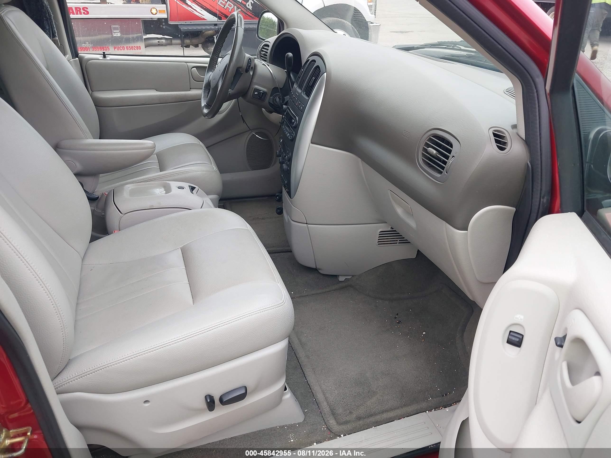 2006 Chrysler Town & Country Touring Red vin: 2A4GP54L06R845399
