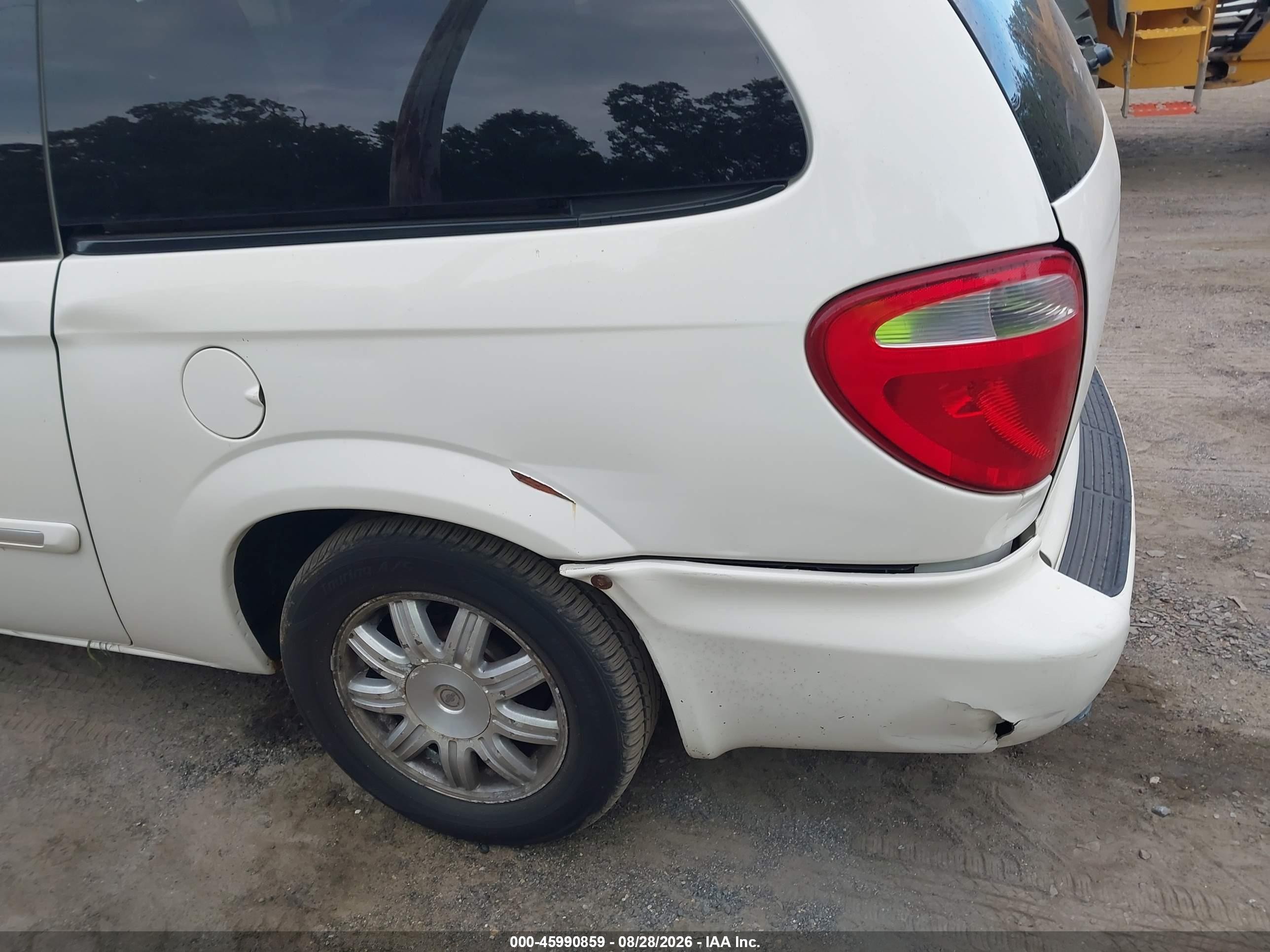 2006 Chrysler Town & Country Touring White vin: 2A4GP54L06R866219