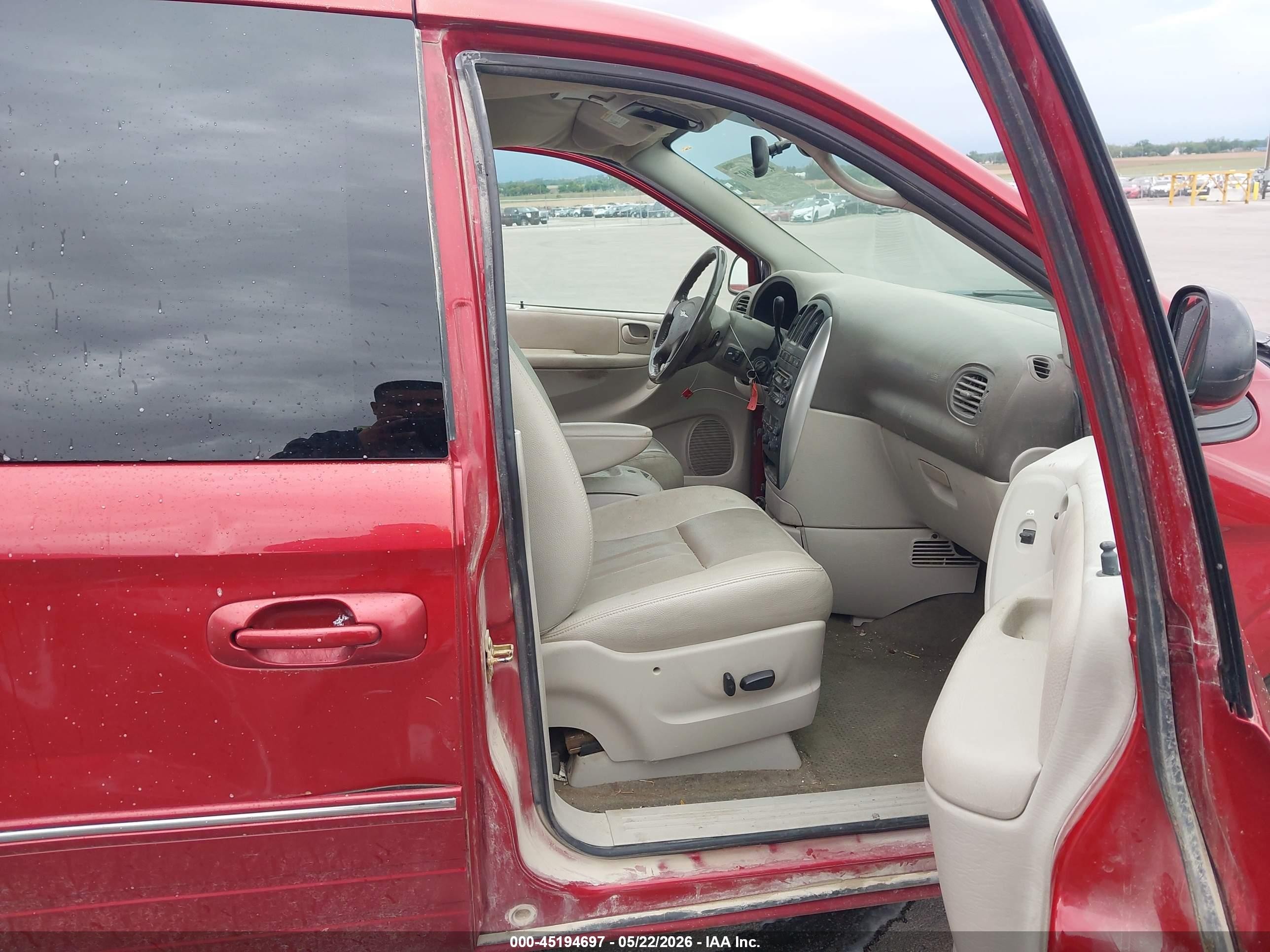 2006 Chrysler Town & Country Touring Red vin: 2A4GP54L06R884428