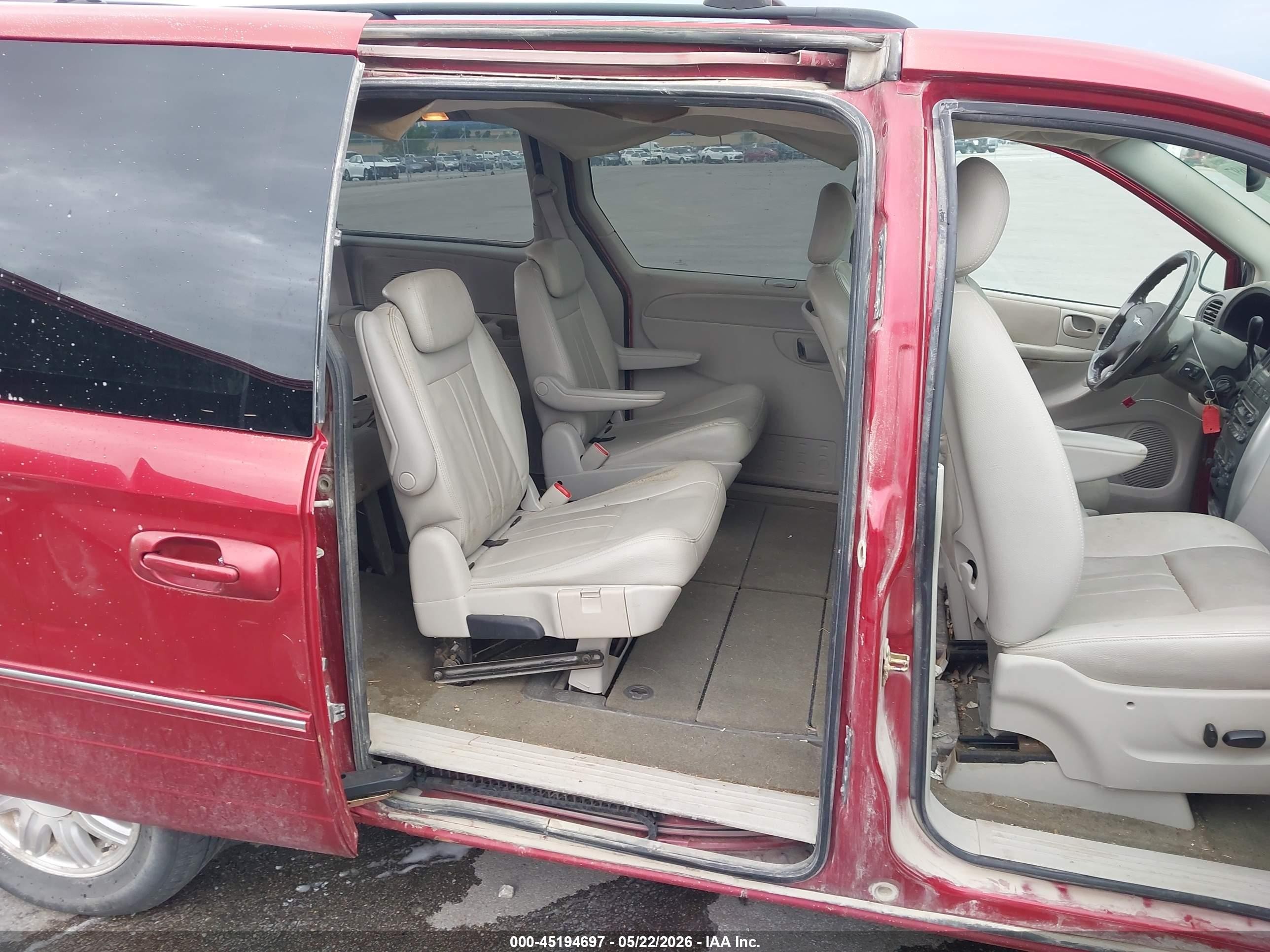 2006 Chrysler Town & Country Touring Red vin: 2A4GP54L06R884428