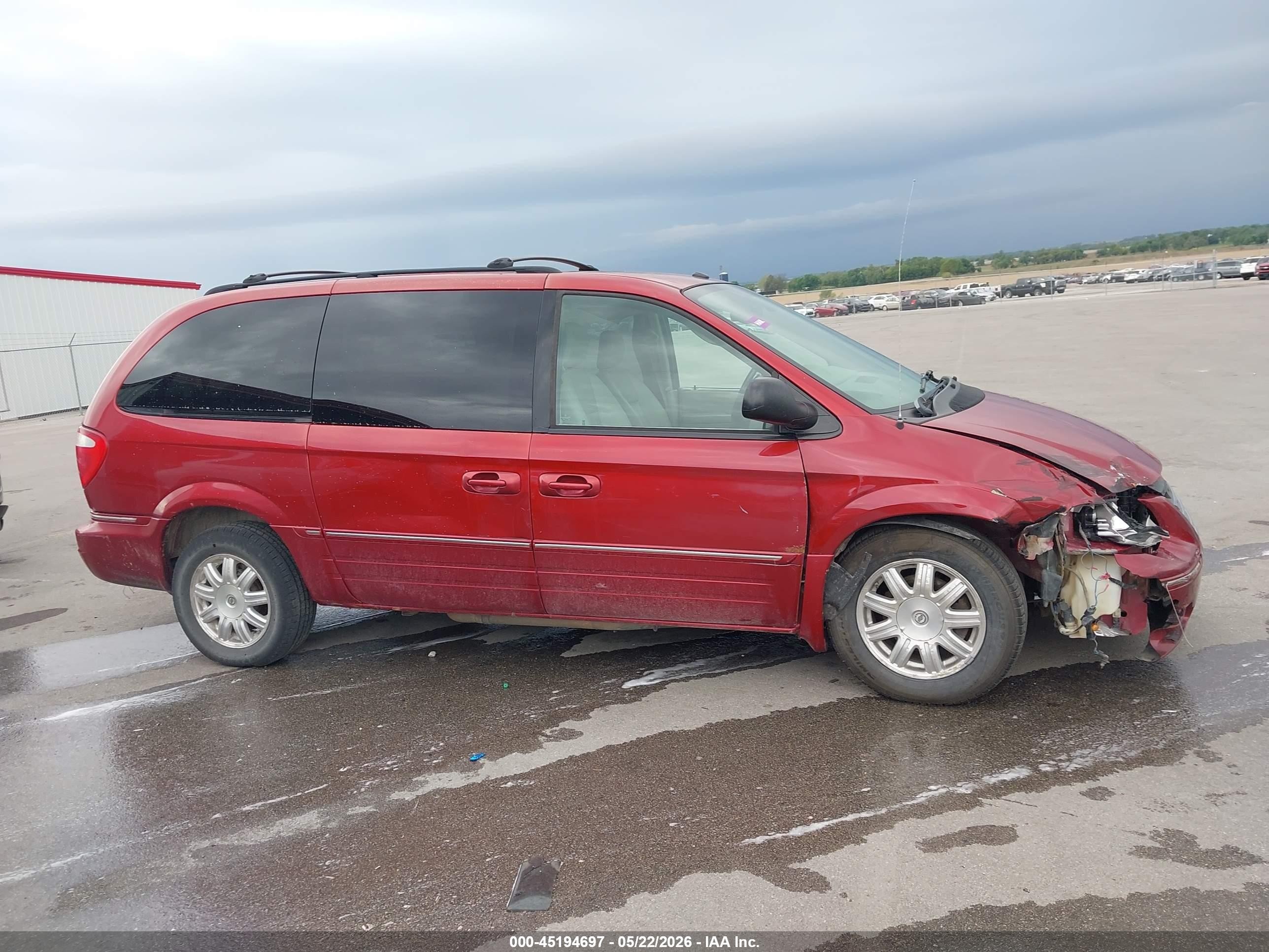 2006 Chrysler Town & Country Touring Red vin: 2A4GP54L06R884428