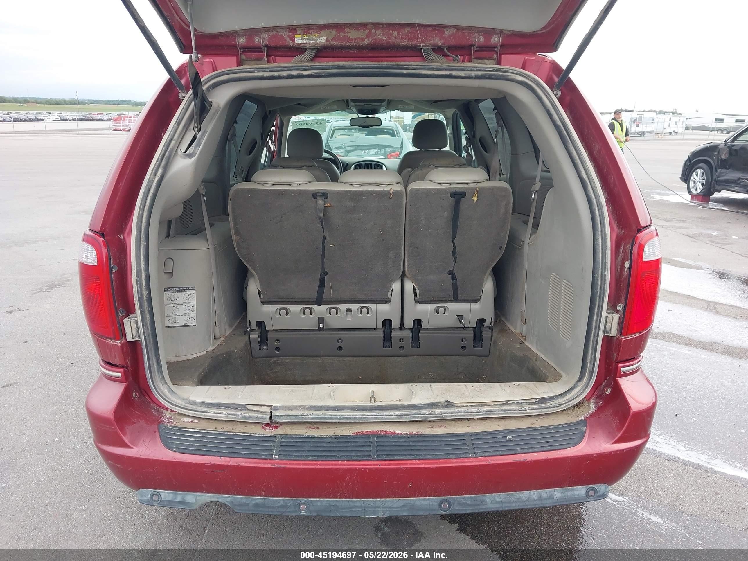 2006 Chrysler Town & Country Touring Red vin: 2A4GP54L06R884428