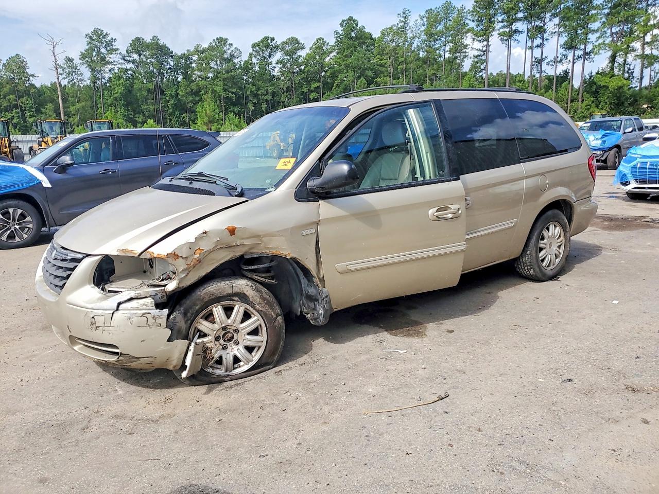 2006 Chrysler Town & Country Touring Beige vin: 2A4GP54L26R698325